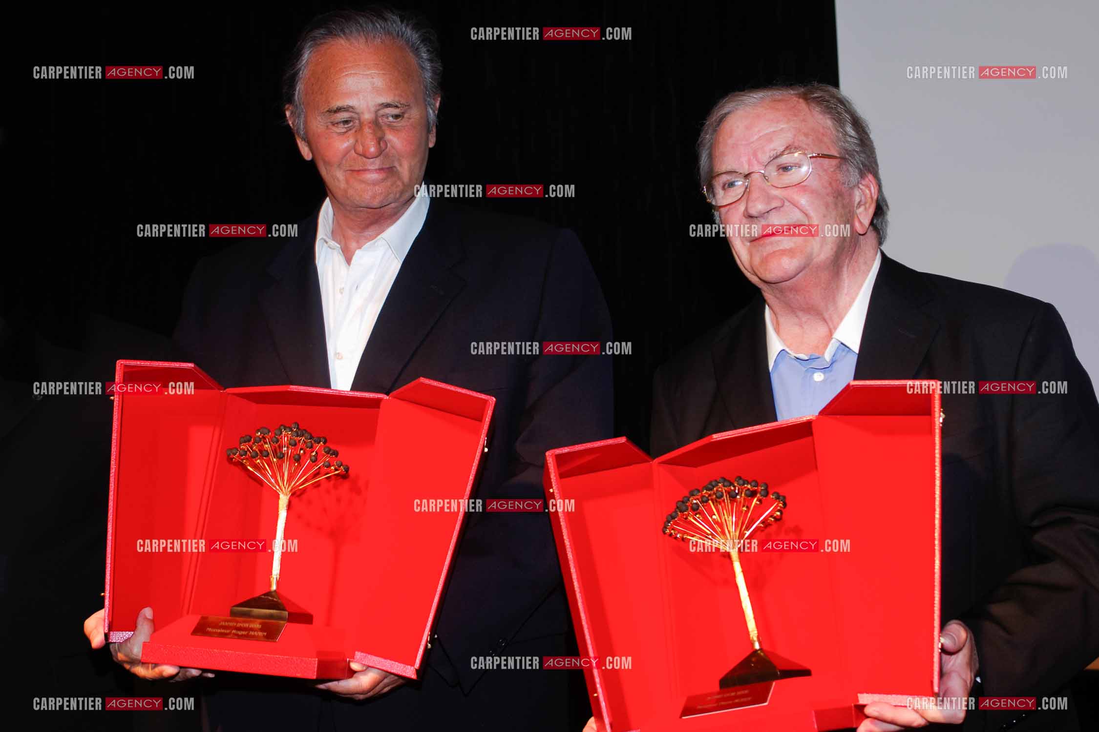 Festival du film à l'hôtel Yadis à Djerba en Tunisie du 28 au 30 Avril 2006. Les acteurs Roger Hanin et Pierre Mondy reçoivent le Jasmin d'or.