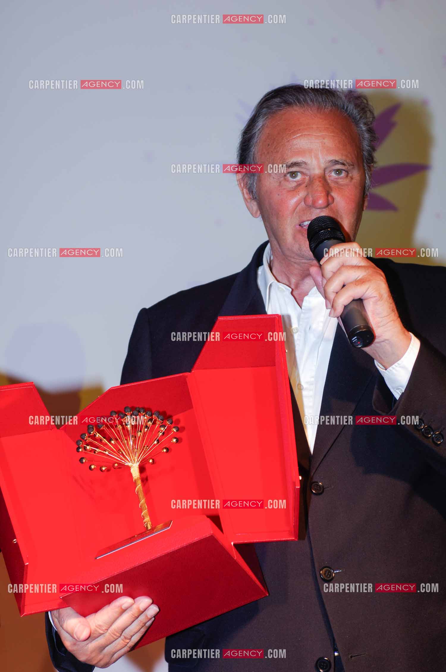 Festival du film à l'hôtel Yadis à Djerba en Tunisie du 28 au 30 Avril 2006. L'acteur Roger Hanin reçoit le Jasmin d'or.