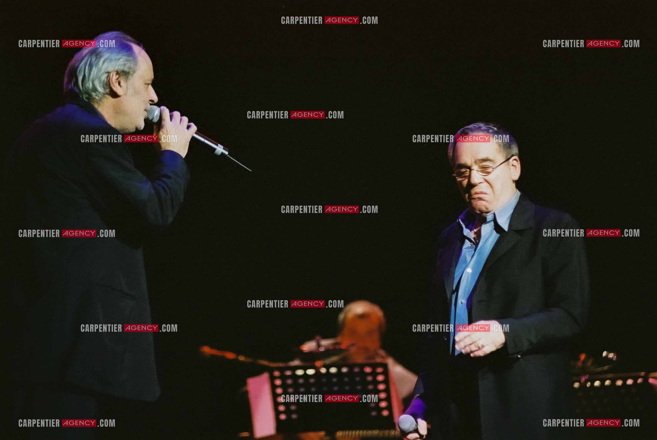 Concert organisé à l'Olympia autour de la guitare. Duo entre Maxime Le Forestier et Claude Nougaro.  ( Exclusif )