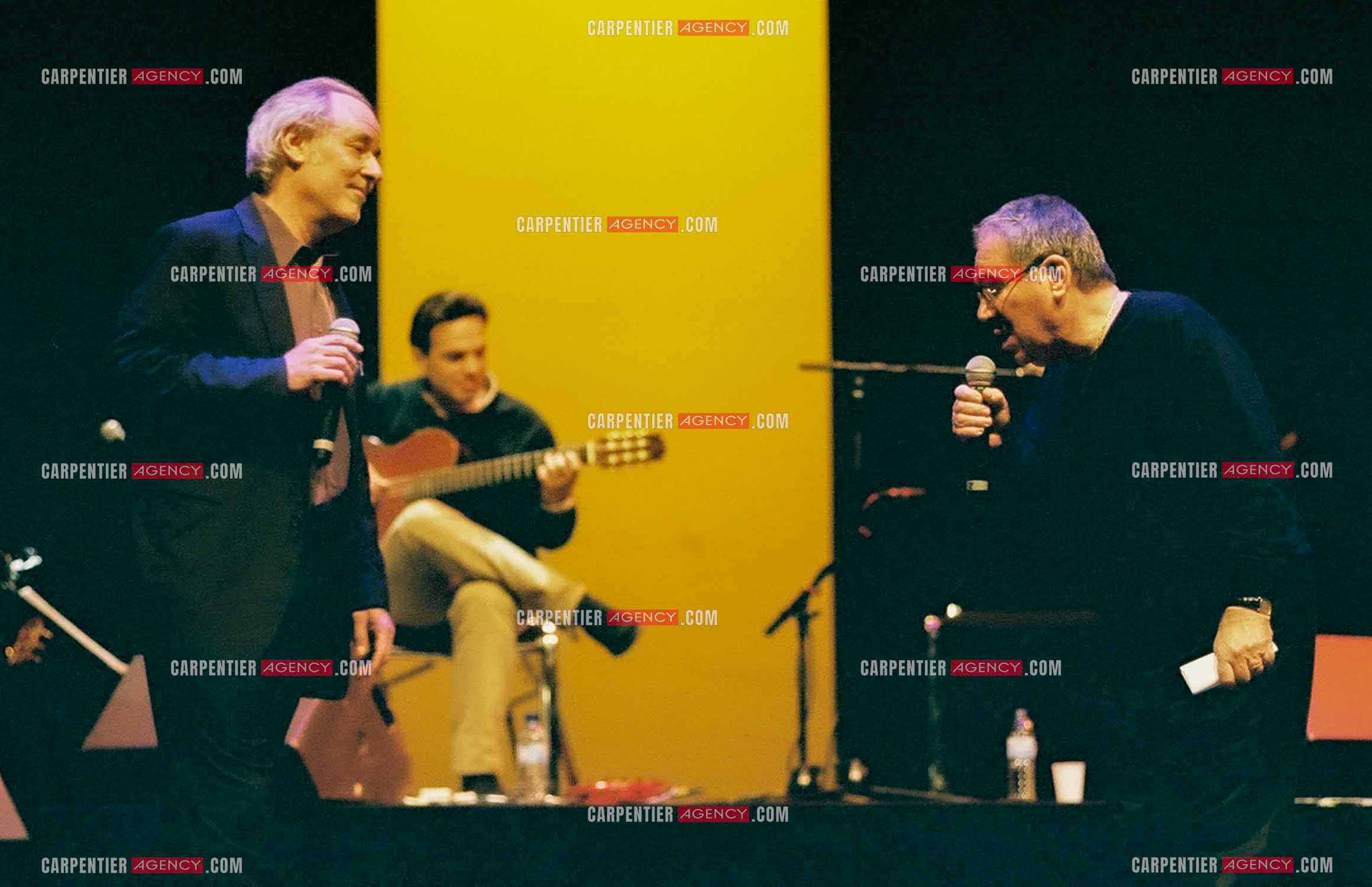 Concert organisé à l'Olympia autour de la guitare. Duo entre Maxime Le Forestier et Claude Nougaro.  ( Exclusif )