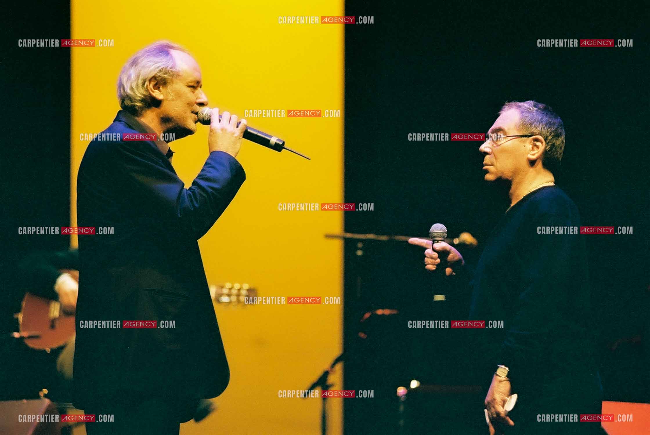 Concert organisé à l'Olympia autour de la guitare. Duo entre Maxime Le Forestier et Claude Nougaro.  ( Exclusif )