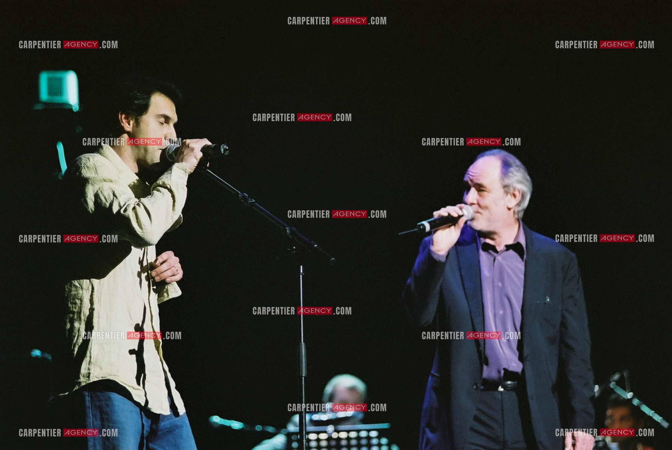 Concert organisé à l'Olympia autour de la guitare. Gérald de Palmas en duo avec Maxime Le Forestier.  ( Exclusif )