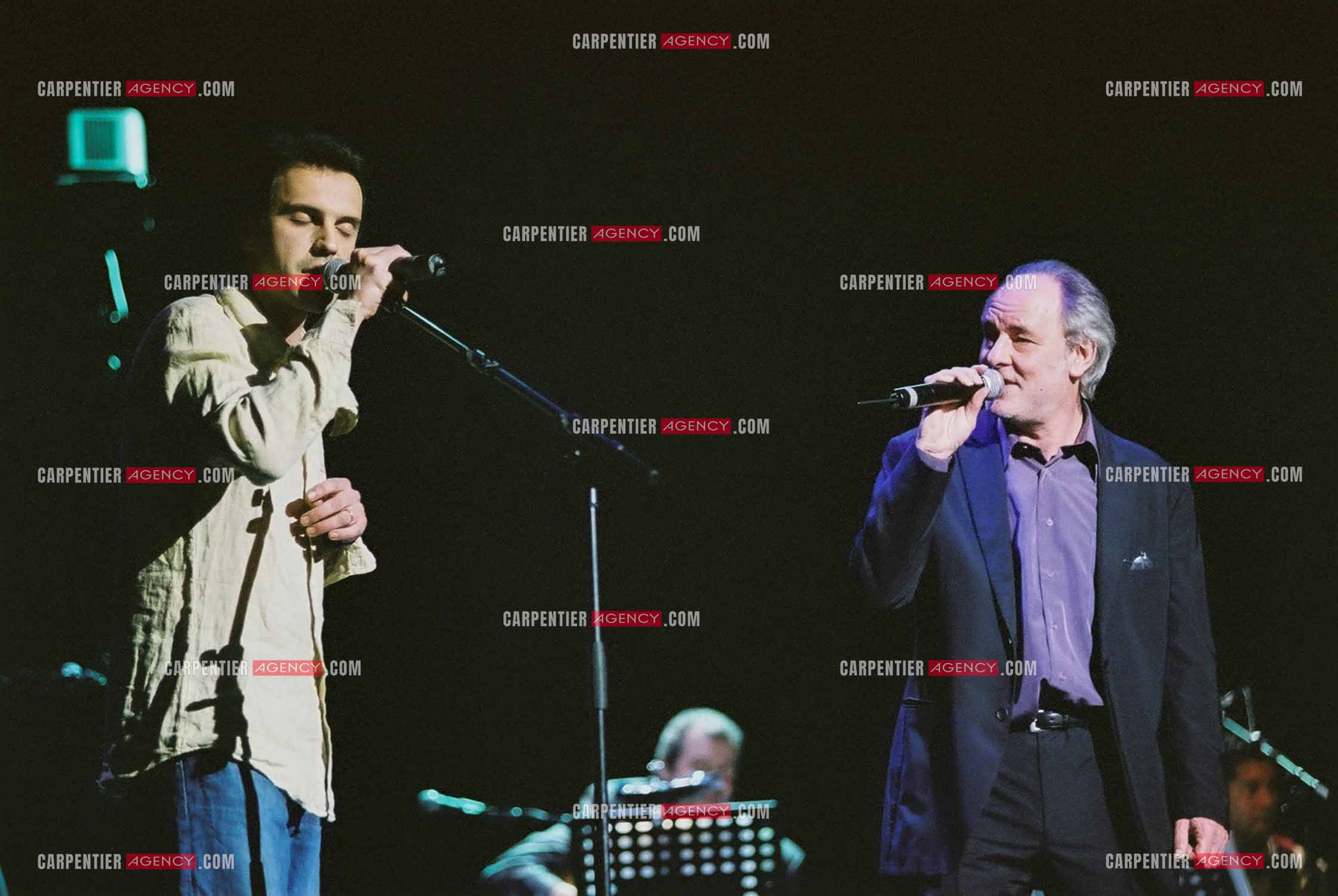 Concert organisé à l'Olympia autour de la guitare. Gérald de Palmas en duo avec Maxime Le Forestier.  ( Exclusif )