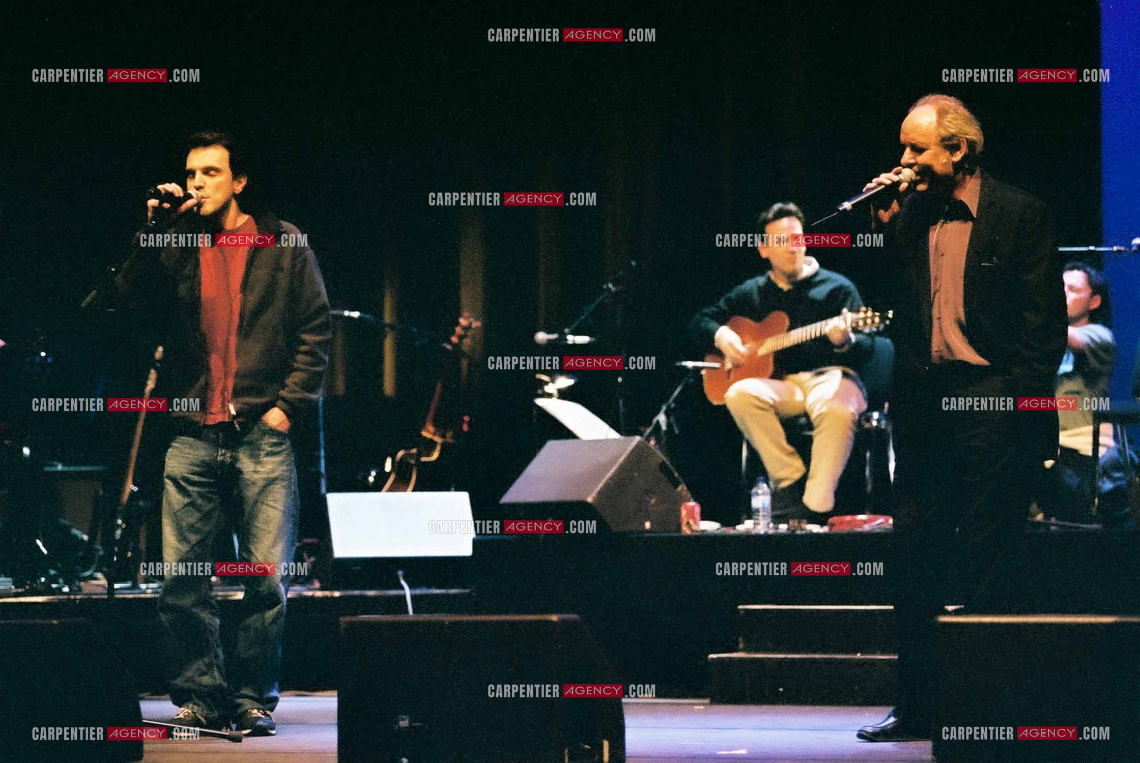 Concert organisé à l'Olympia autour de la guitare. Gérald de Palmas en duo avec Maxime Le Forestier.  ( Exclusif )