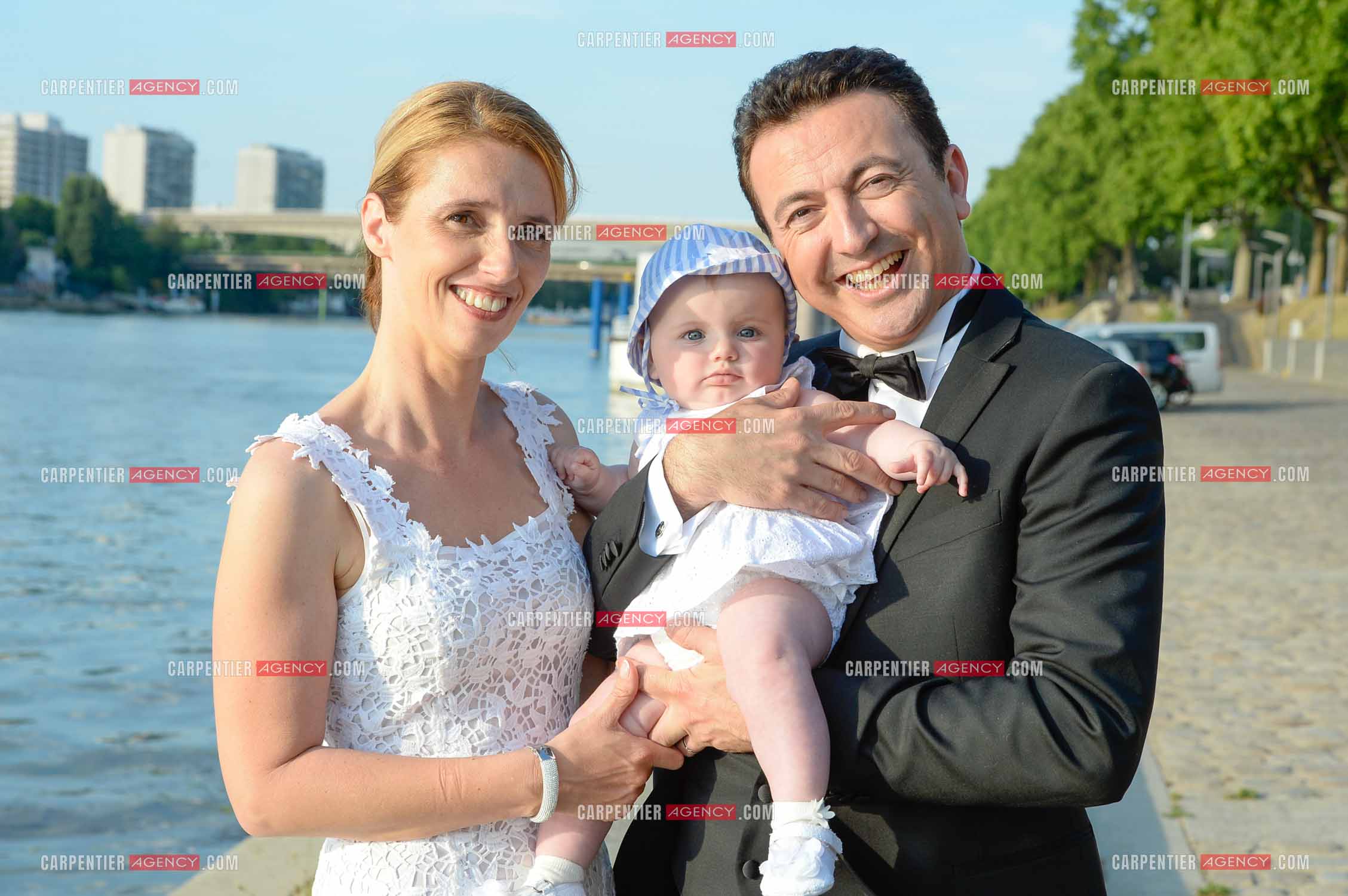 Suite du Mariage entre Claire Voyard et l'humoriste imitateur Gérald Dahan à bord d'une péniche sur les quais de Seine pour une réception entre la famille et les amis. Claire et Gérald Dahan avec leur petite dernière Élisa.       ( Exclusif )