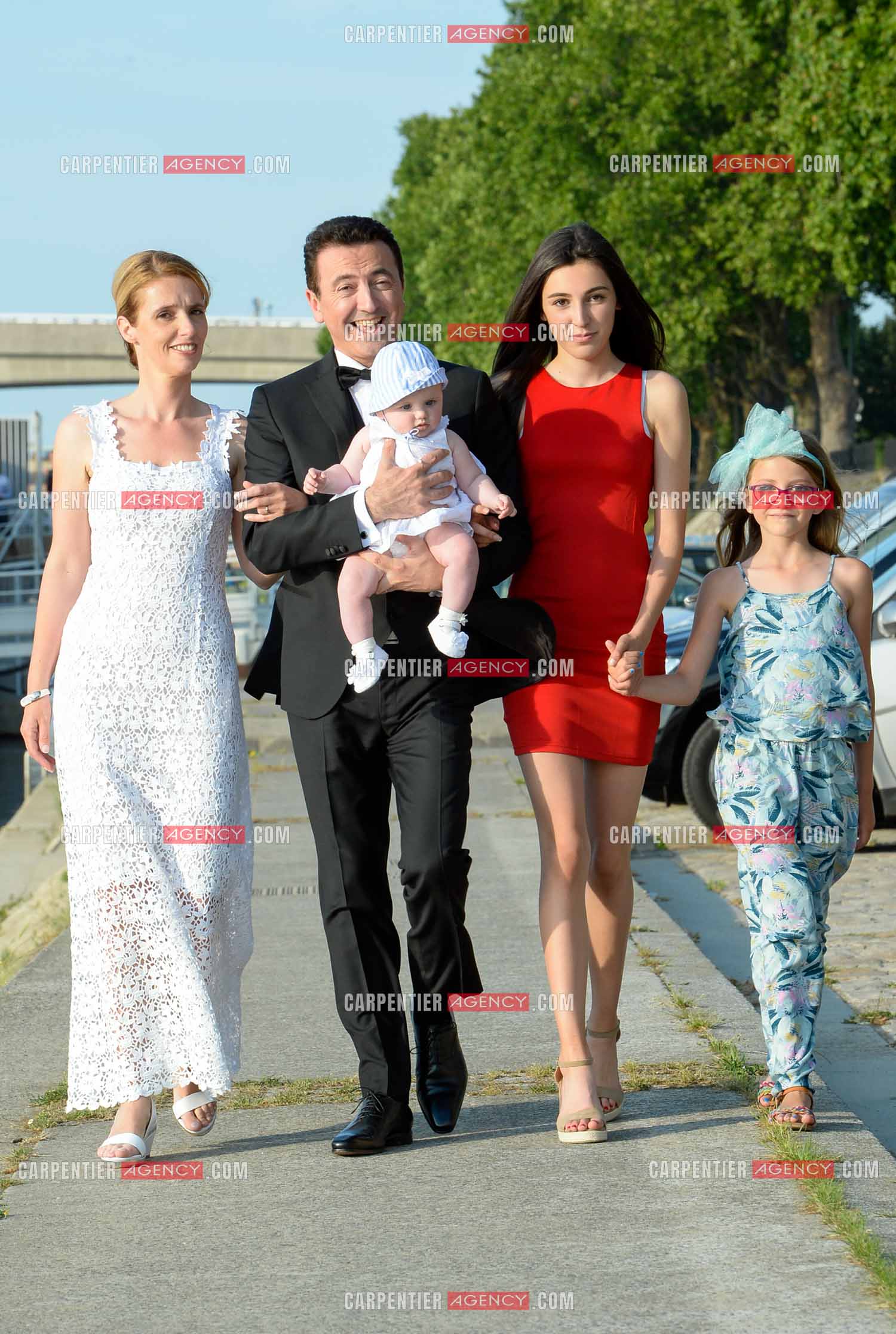 Suite du Mariage entre Claire Voyard et l'humoriste imitateur Gérald Dahan à bord d'une péniche sur les quais de Seine pour une réception entre la famille et les amis. Claire et Gérald entourés de leurs 3 filles.    ( Exclusif )