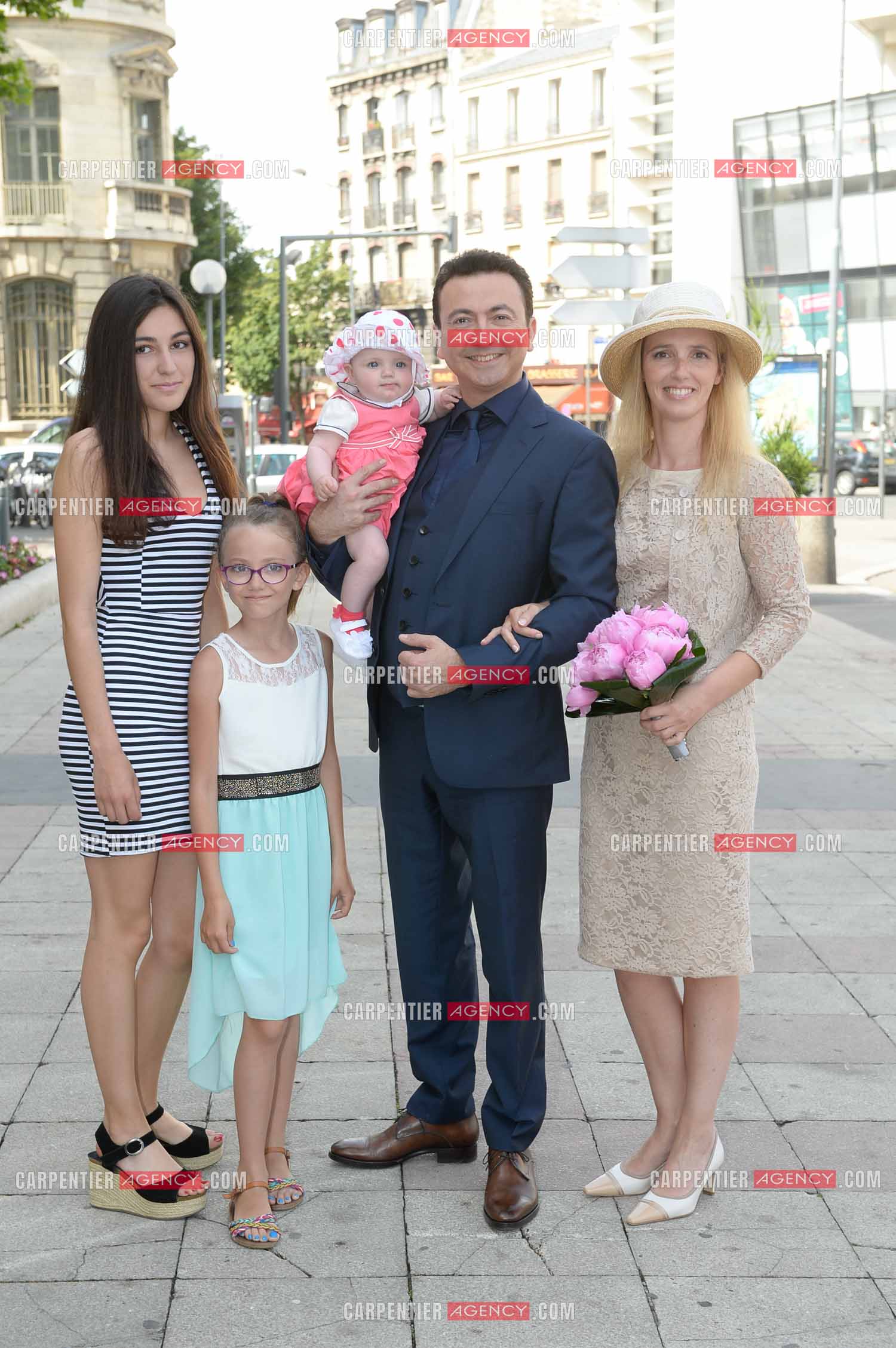 Mariage entre Claire Voyard et l'humoriste imitateur Gérald Dahan à la mairie de St Ouen  Le 12Juin 2015. Claire et Gérald entourés de leurs 3 filles.      ( Exclusif )