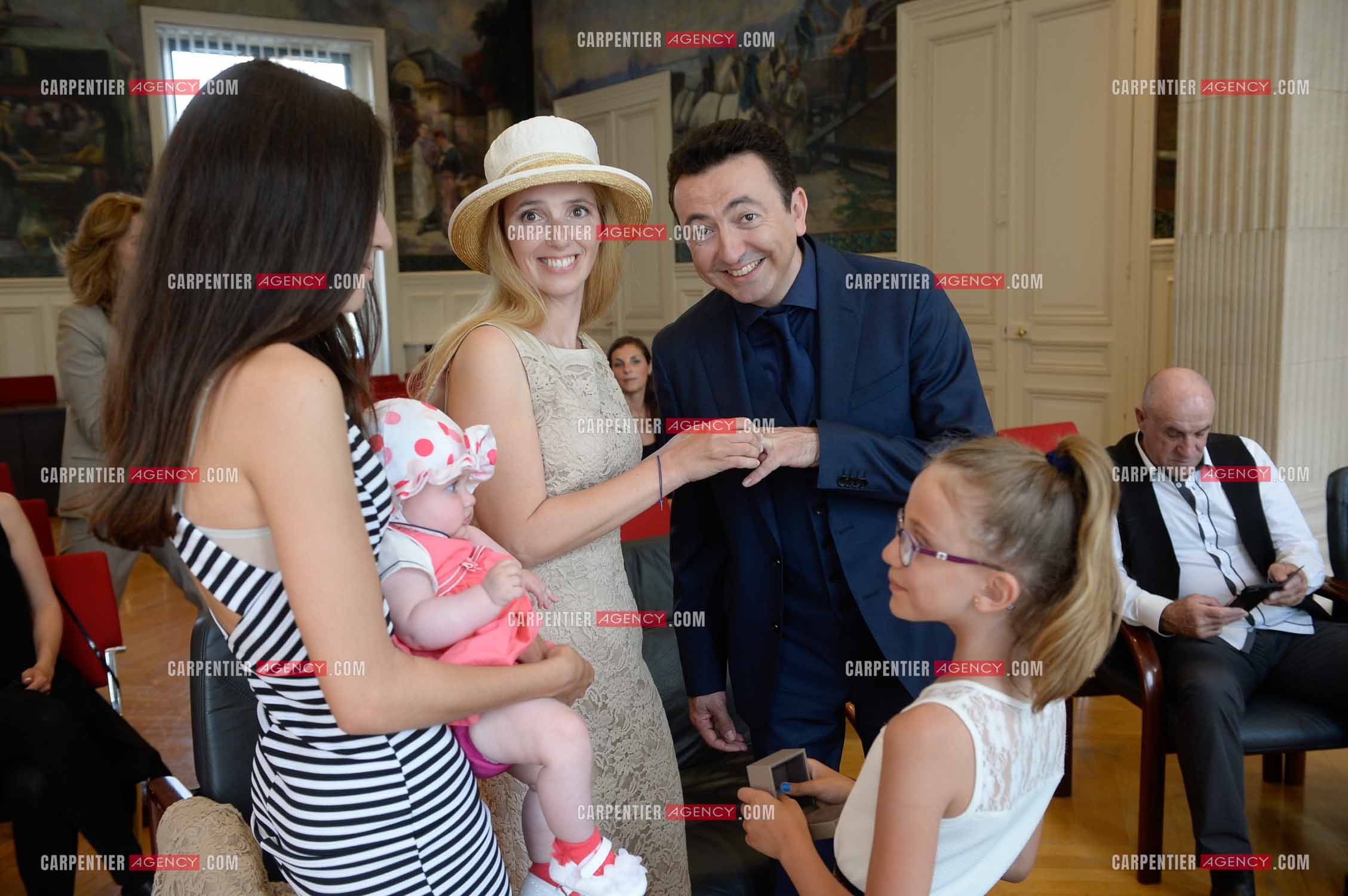 Mariage entre Claire Voyard et l'humoriste imitateur Gérald Dahan à la mairie de St Ouen  Le 12Juin 2015. Gérald Dahan et sa femme Claire avec leurs enfants.   ( Exclusif )