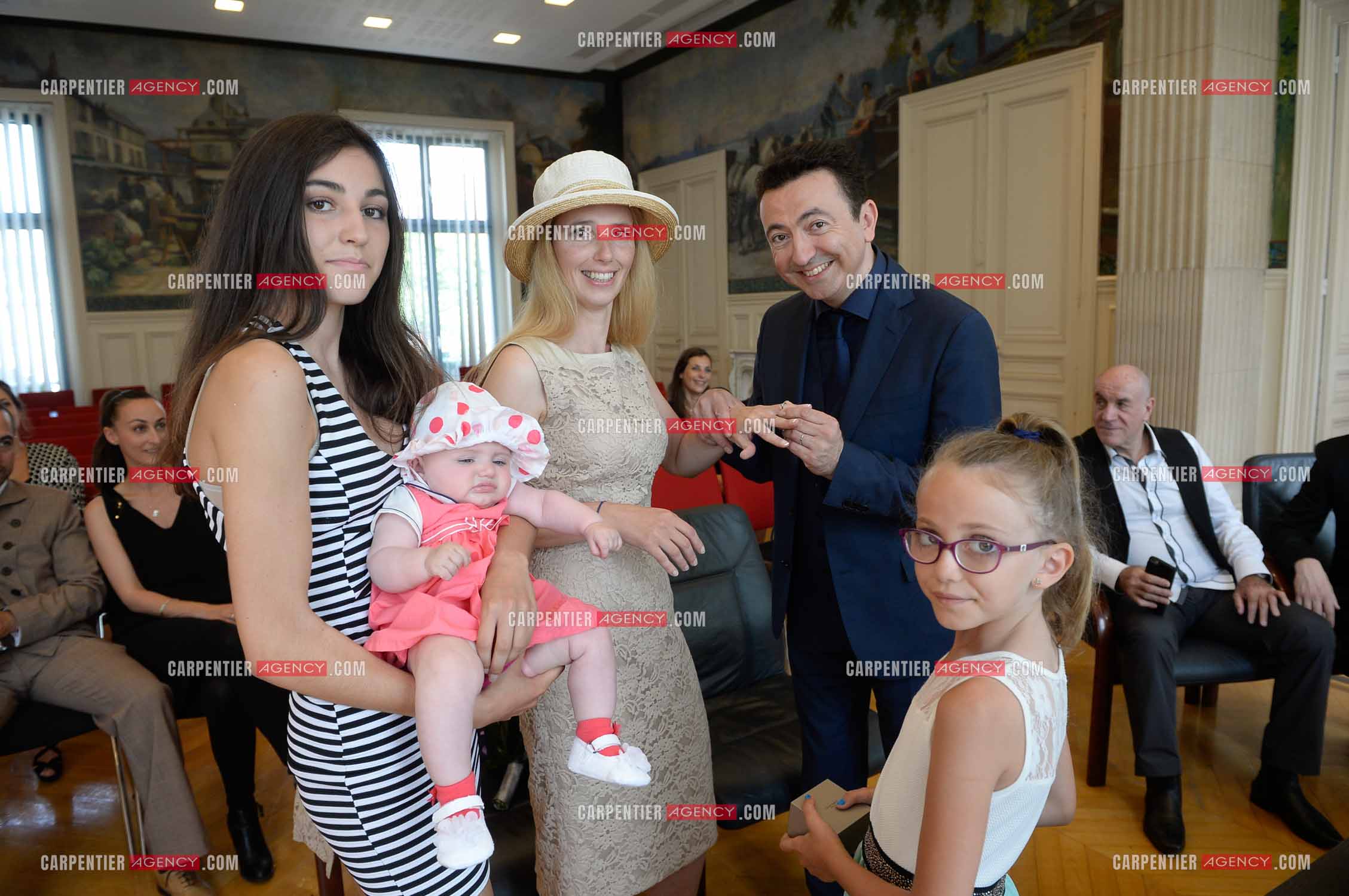 Mariage entre Claire Voyard et l'humoriste imitateur Gérald Dahan à la mairie de St Ouen  Le 12Juin 2015. Gérald Dahan et sa femme Claire avec leurs enfants.   ( Exclusif )