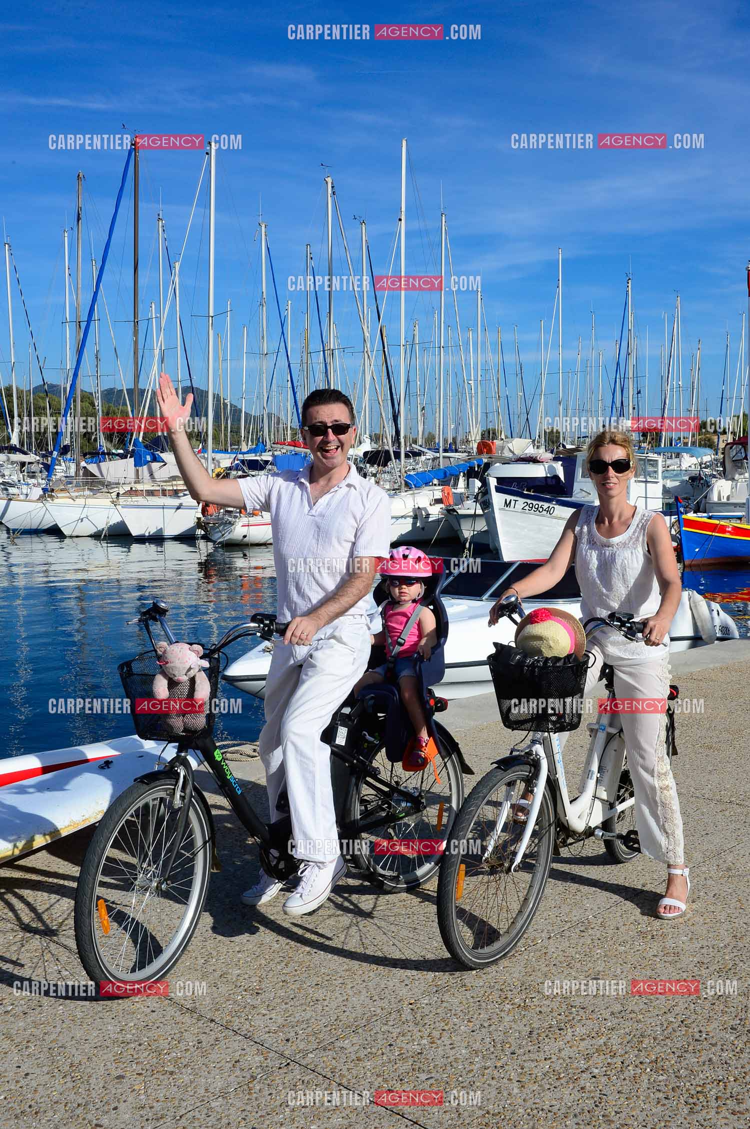 L'humoriste imitateur Gérald Dahan lors de ses vacances en famille avec sa femme Claire et leur fille Elisa sur L'île des Embiez dans le Var.    ( Exclusif )