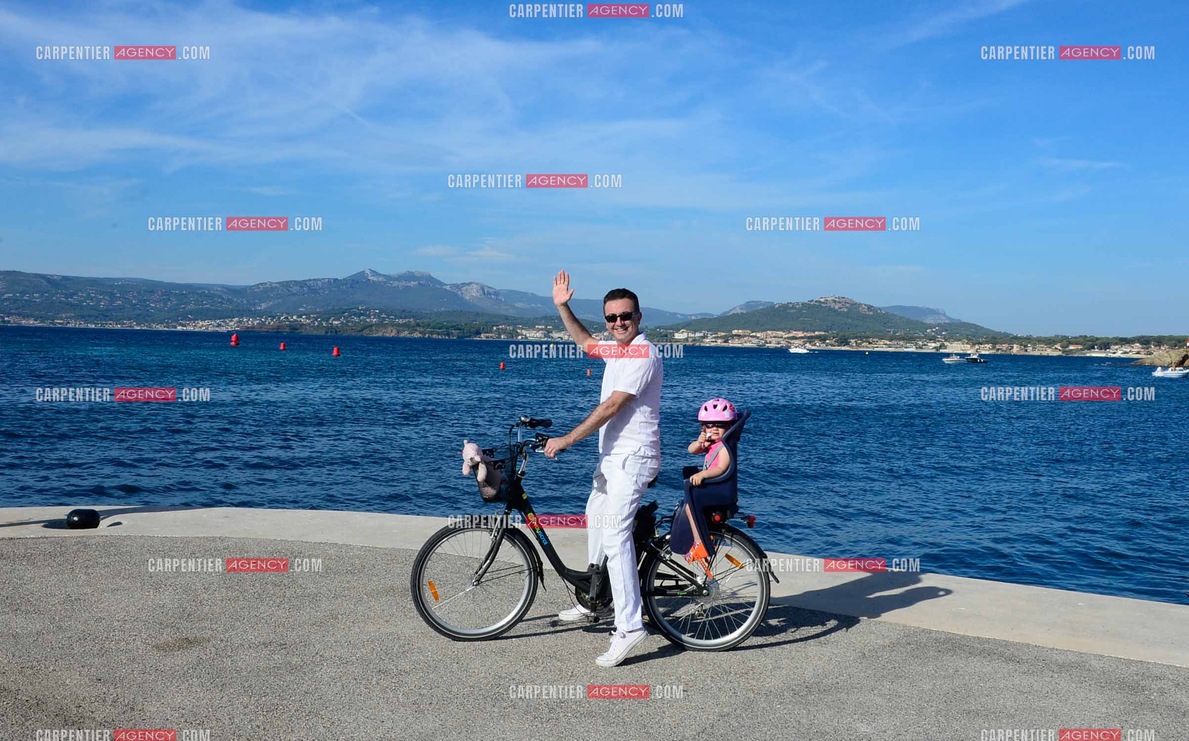 L'humoriste imitateur Gérald Dahan lors de ses vacances en famille avec sa femme Claire et leur fille Elisa sur L'île des Embiez dans le Var.    ( Exclusif )