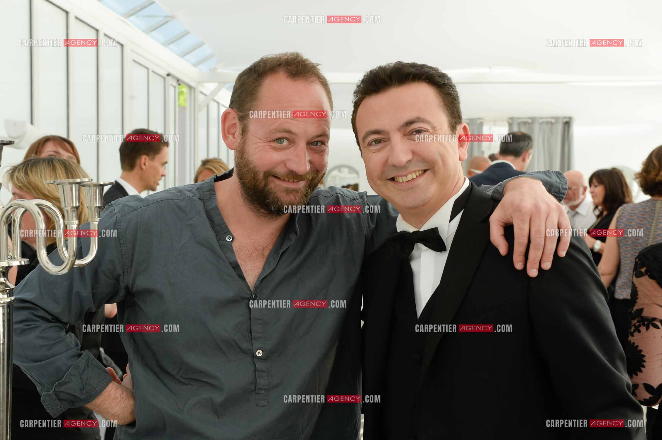 Suite du Mariage entre Claire Voyard et l'humoriste imitateur Gérald Dahan à bord d'une péniche sur les quais de Seine pour une réception entre la famille et les amis. Gérald Dahan et son ami Christophe Mali le chanteur du groupe Tryo.( Exclusif )