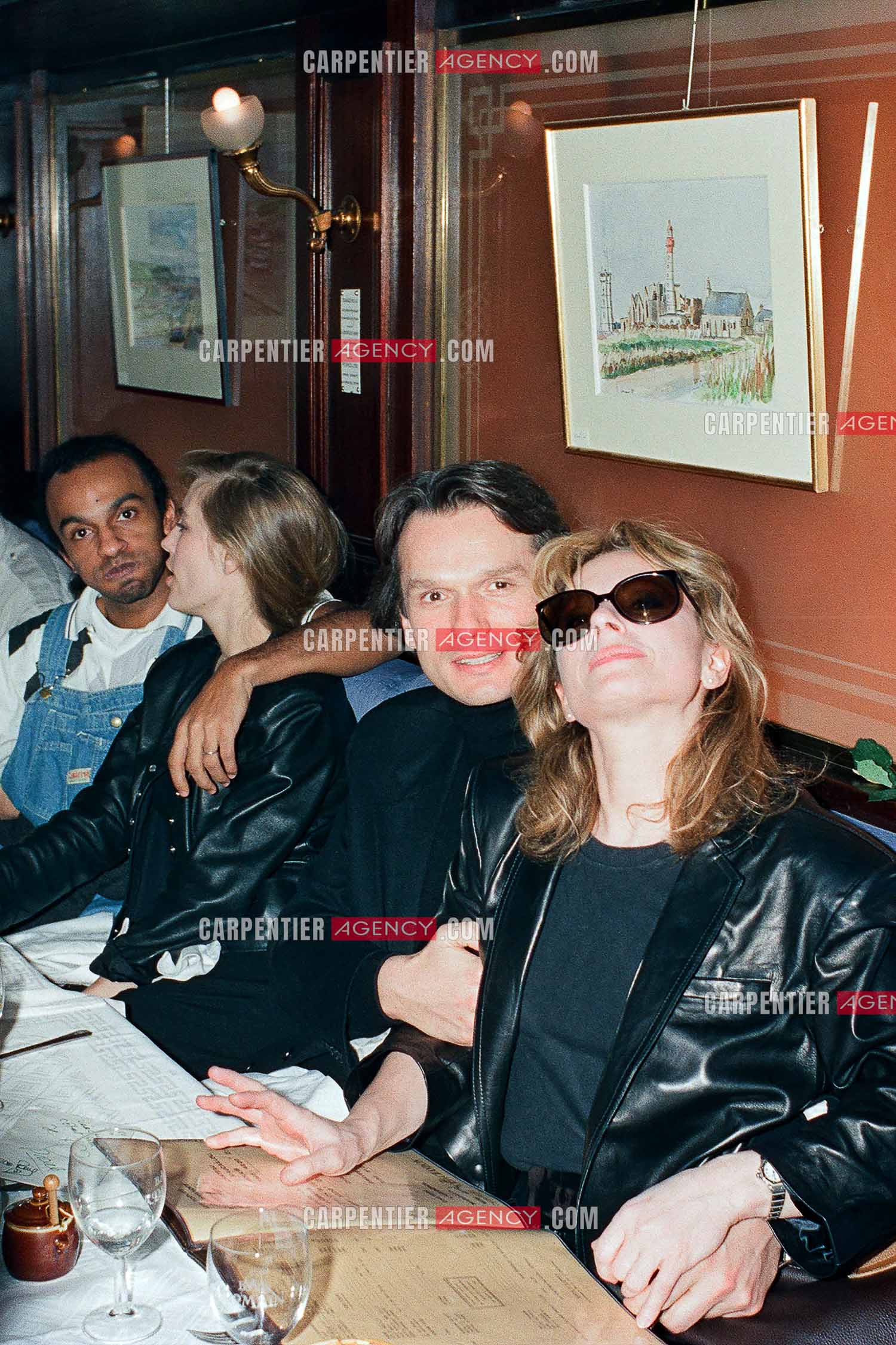 La chanteuse Véronique Sanson lors d'un diner avec son nouveau compagnon l'acteur François-Éric Gendron en 1989. En arrière plan, le batteur Manu Katché et sa compagne l'actrice Sophie Duez.    ( Exclusif )