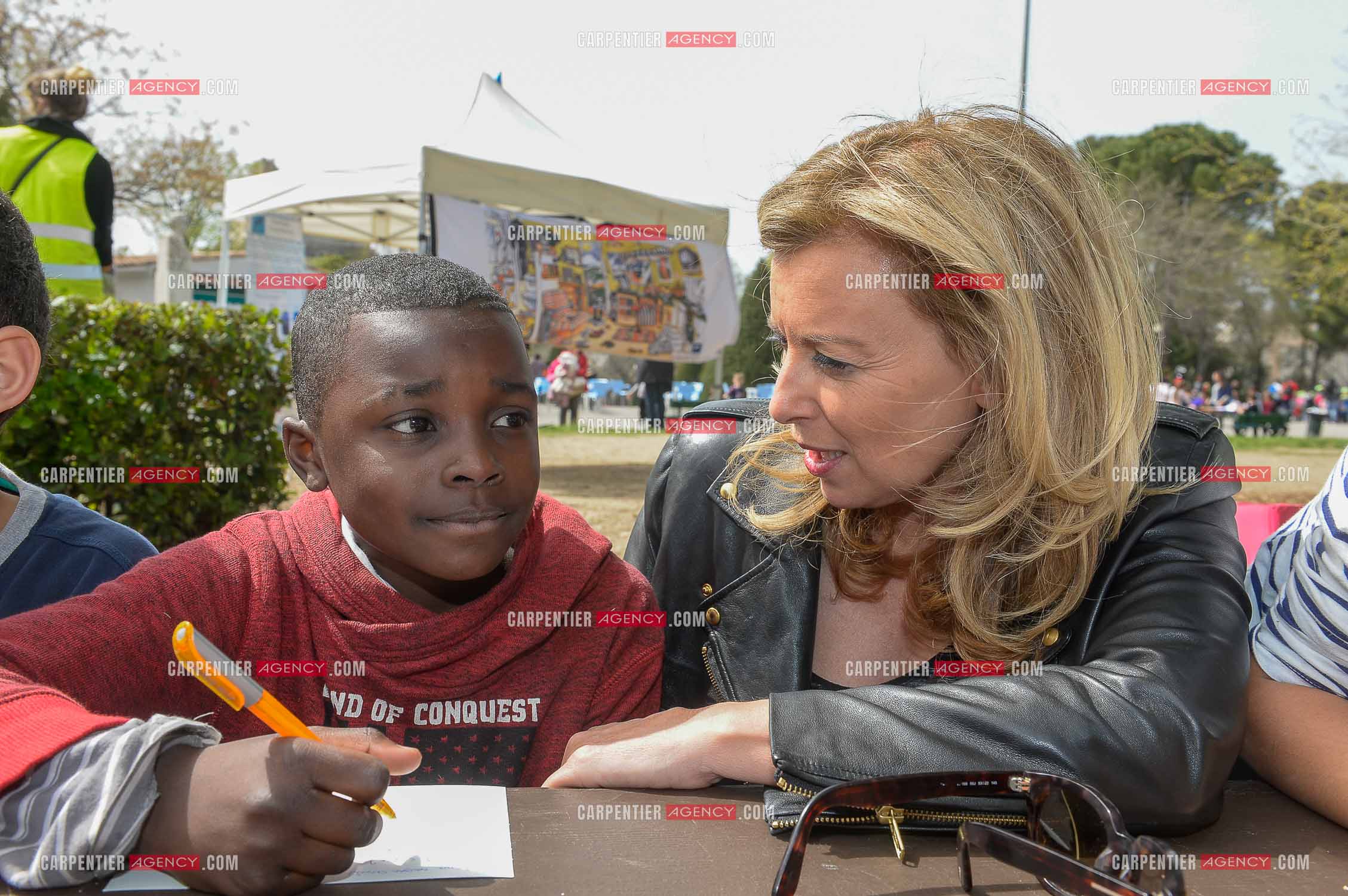 Valérie Trierweiler fait la chasse aux œufs de Pâques solidaire du secours Pop 13. Valérie a passé toute l'après-midi auprès des enfants du Secours Pop à Marseille au Parc Longchamp.
