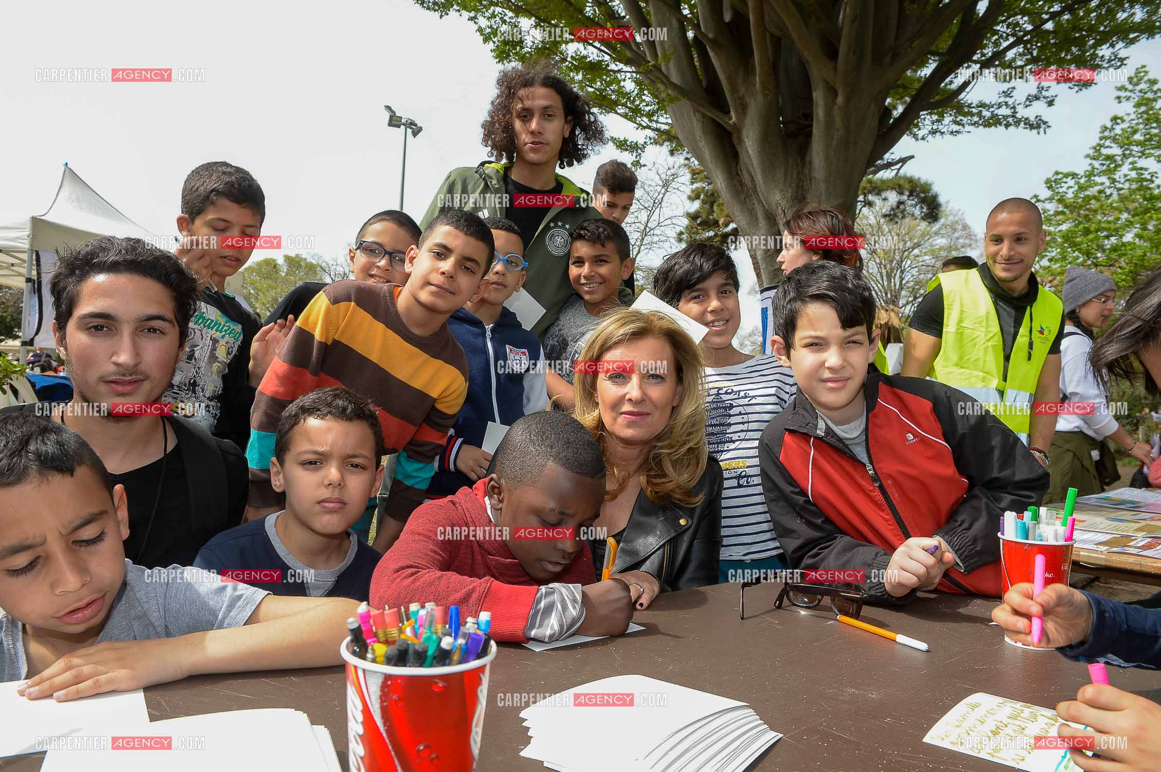 Valérie Trierweiler fait la chasse aux œufs de Pâques solidaire du secours Pop 13. Valérie a passé toute l'après-midi auprès des enfants du Secours Pop à Marseille au Parc Longchamp.
