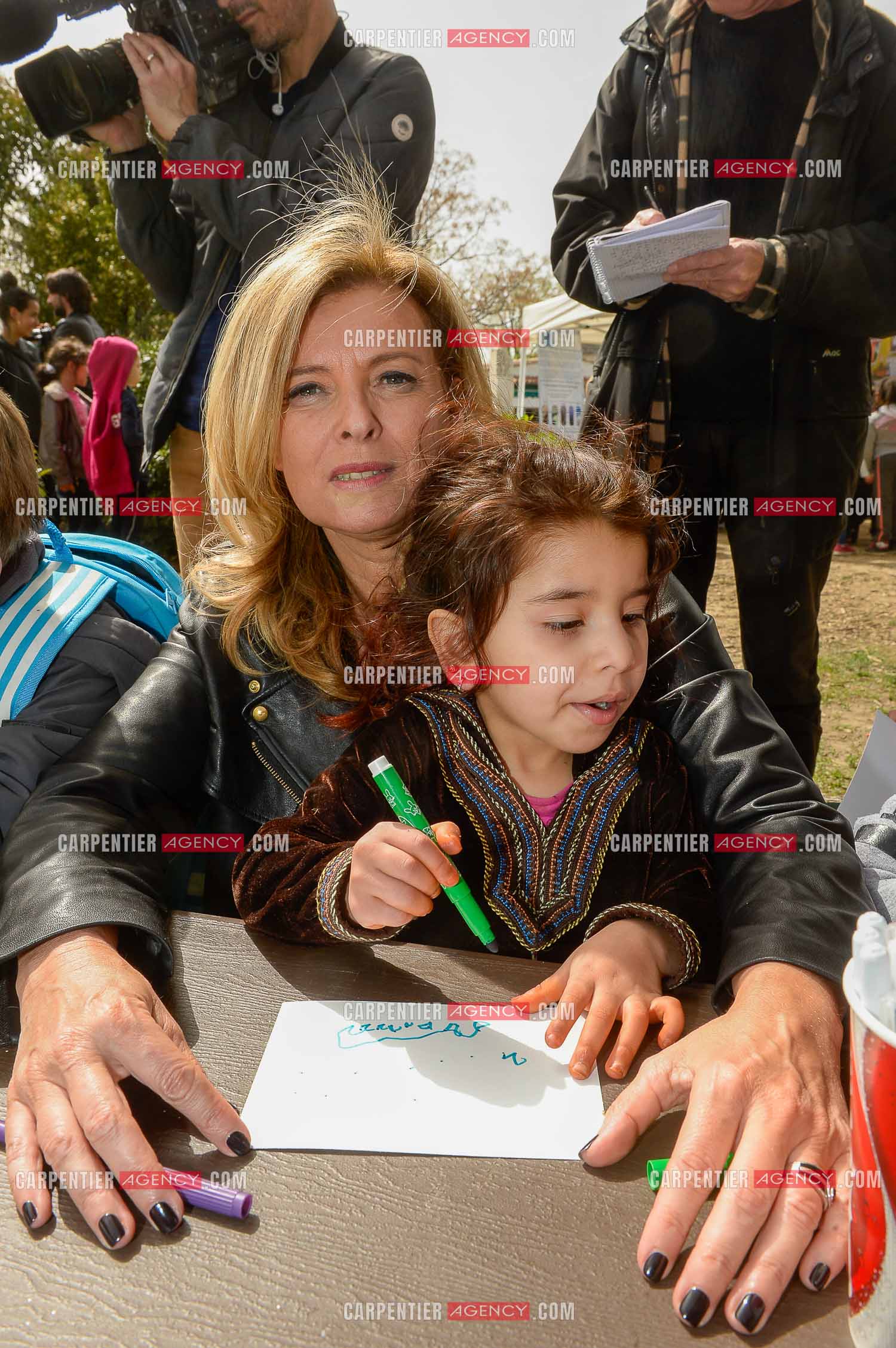 Valérie Trierweiler fait la chasse aux œufs de Pâques solidaire du secours Pop 13. Valérie a passé toute l'après-midi auprès des enfants du Secours Pop à Marseille au Parc Longchamp.