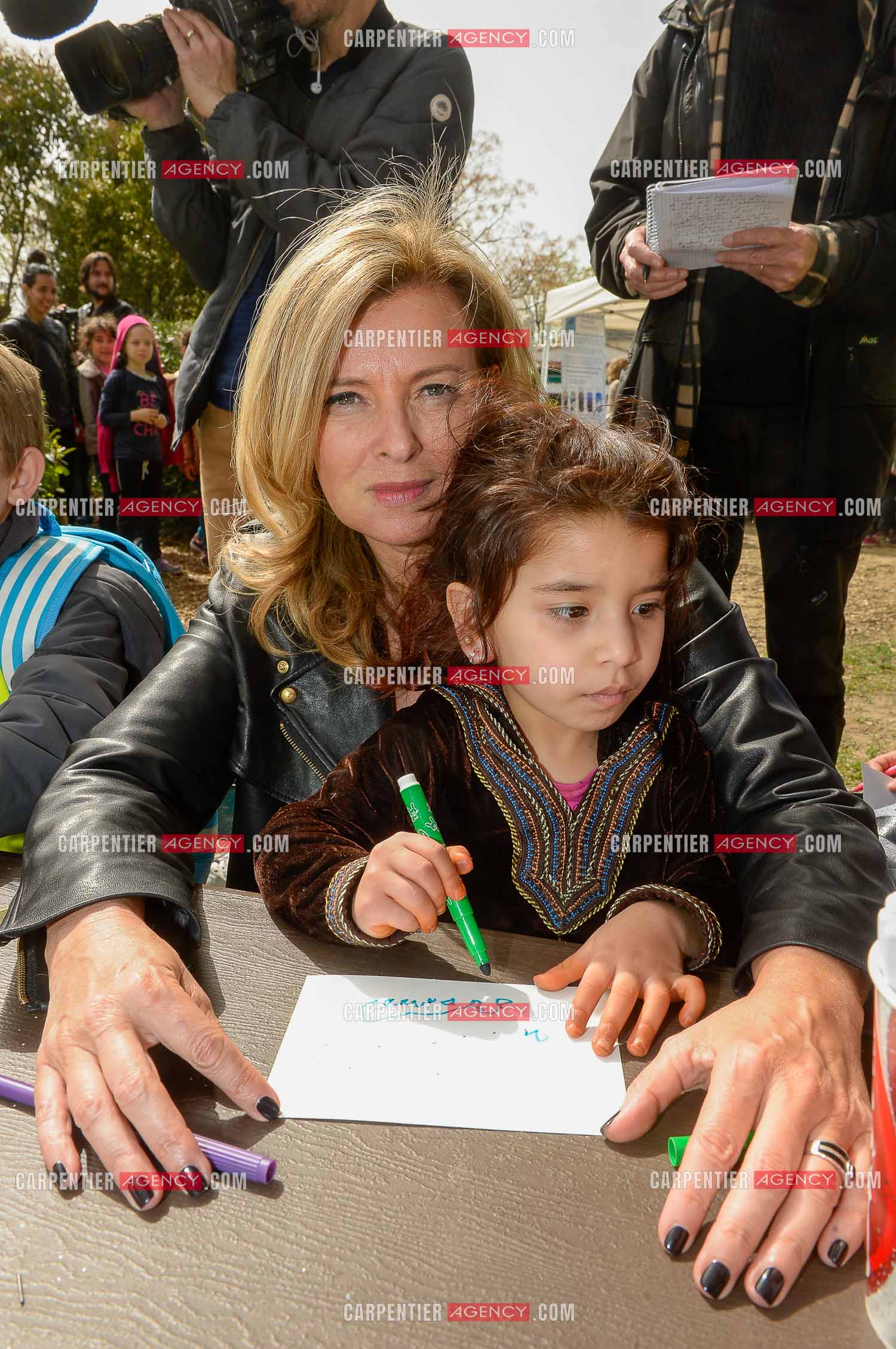Valérie Trierweiler fait la chasse aux œufs de Pâques solidaire du secours Pop 13. Valérie a passé toute l'après-midi auprès des enfants du Secours Pop à Marseille au Parc Longchamp.