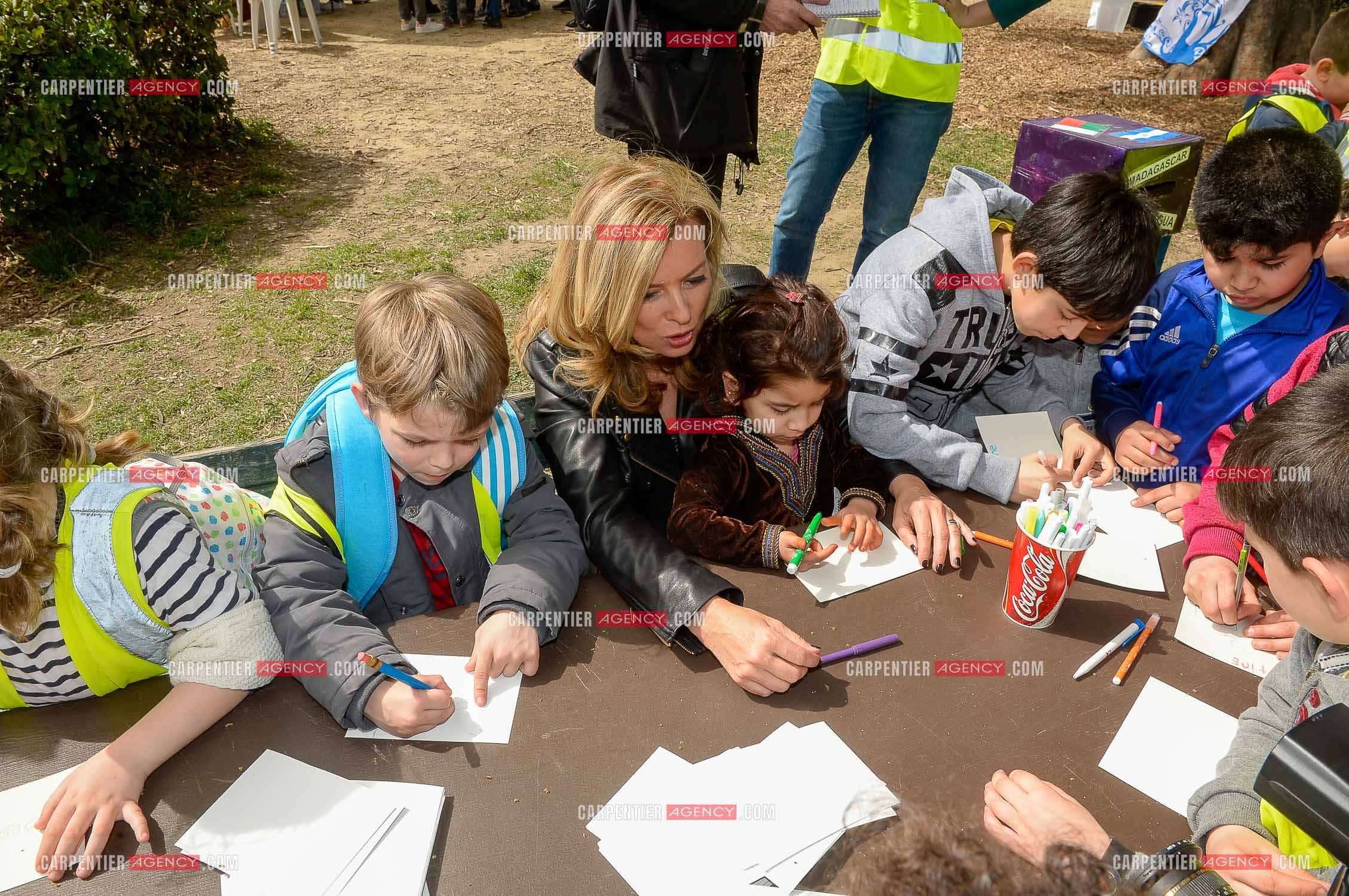 Valérie Trierweiler fait la chasse aux œufs de Pâques solidaire du secours Pop 13. Valérie a passé toute l'après-midi auprès des enfants du Secours Pop à Marseille au Parc Longchamp.