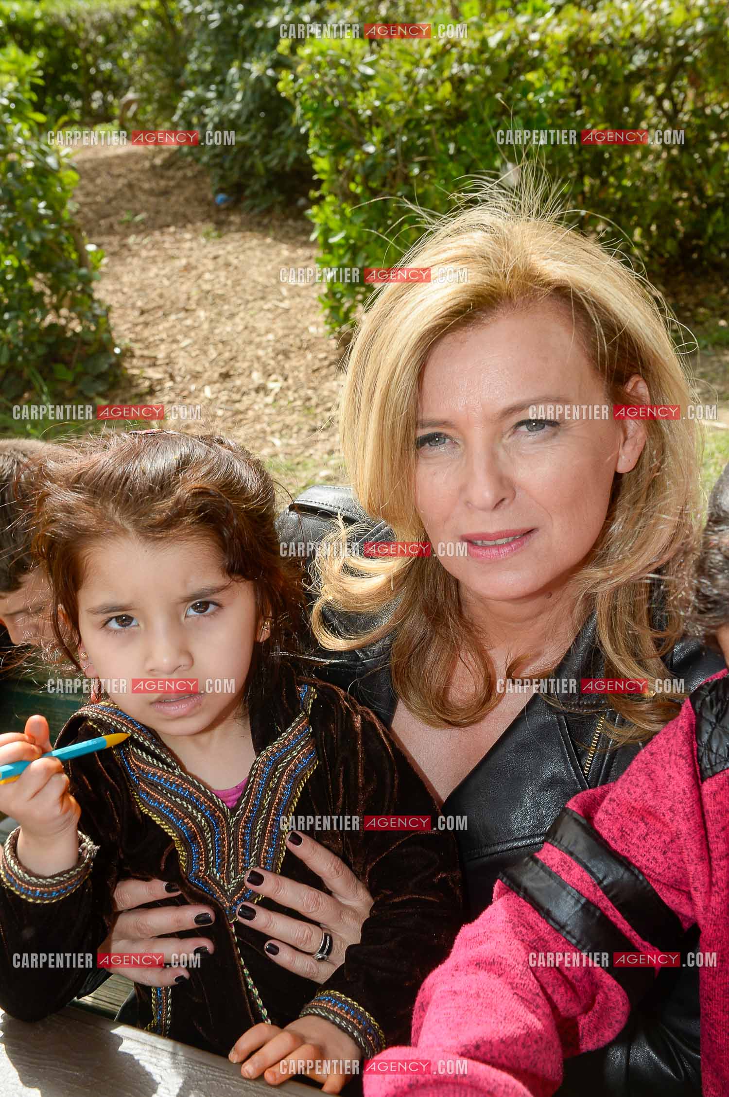 Valérie Trierweiler fait la chasse aux œufs de Pâques solidaire du secours Pop 13. Valérie a passé toute l'après-midi auprès des enfants du Secours Pop à Marseille au Parc Longchamp.