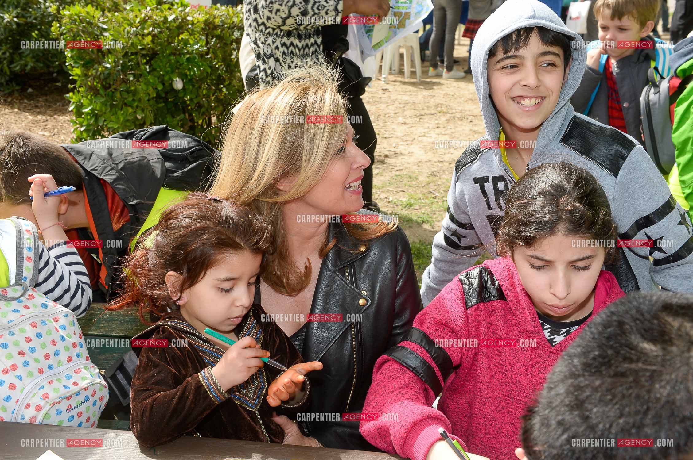 Valérie Trierweiler fait la chasse aux œufs de Pâques solidaire du secours Pop 13. Valérie a passé toute l'après-midi auprès des enfants du Secours Pop à Marseille au Parc Longchamp.