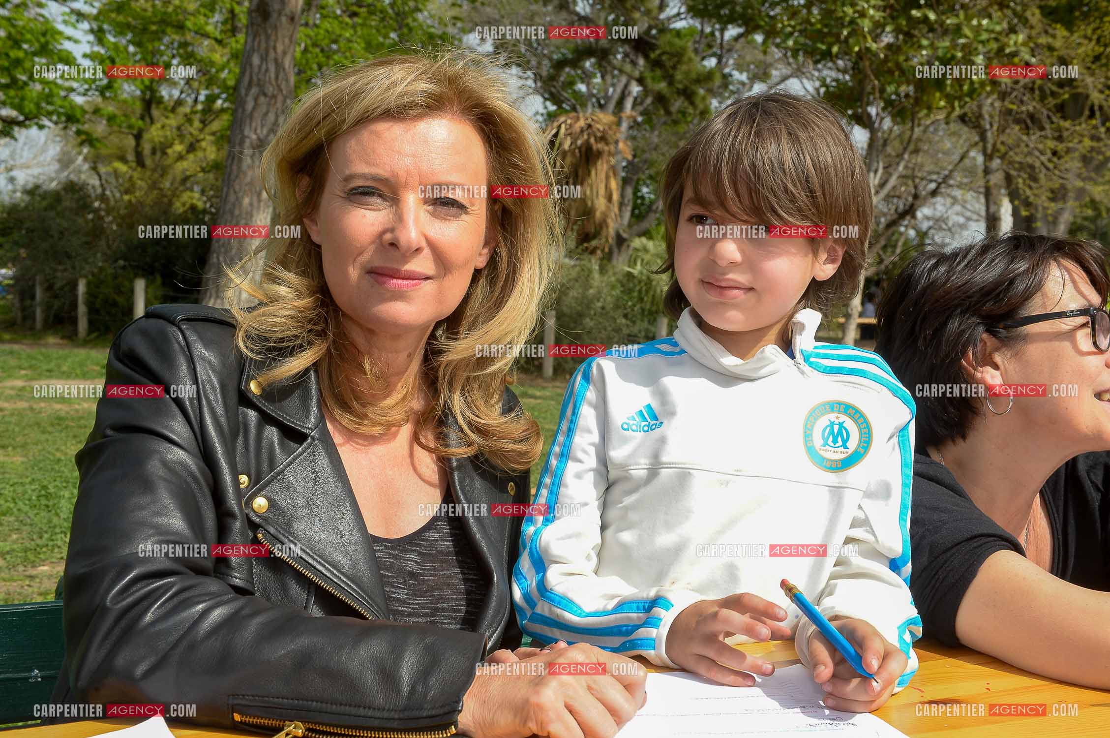 Valérie Trierweiler fait la chasse aux œufs de Pâques solidaire du secours Pop 13. Valérie a passé toute l'après-midi auprès des enfants du Secours Pop à Marseille au Parc Longchamp.