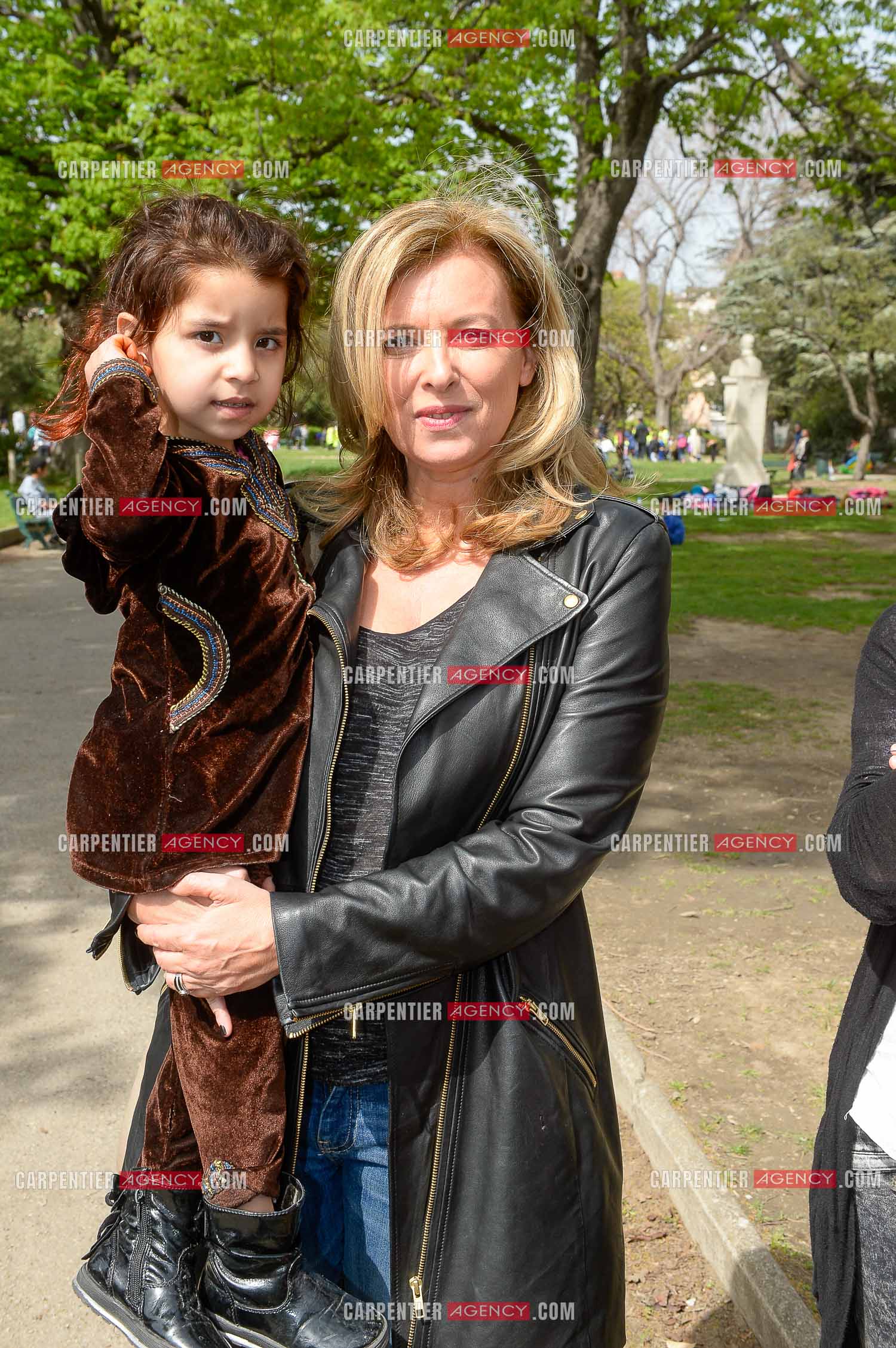 Valérie Trierweiler fait la chasse aux œufs de Pâques solidaire du secours Pop 13. Valérie a passé toute l'après-midi auprès des enfants du Secours Pop à Marseille au Parc Longchamp.