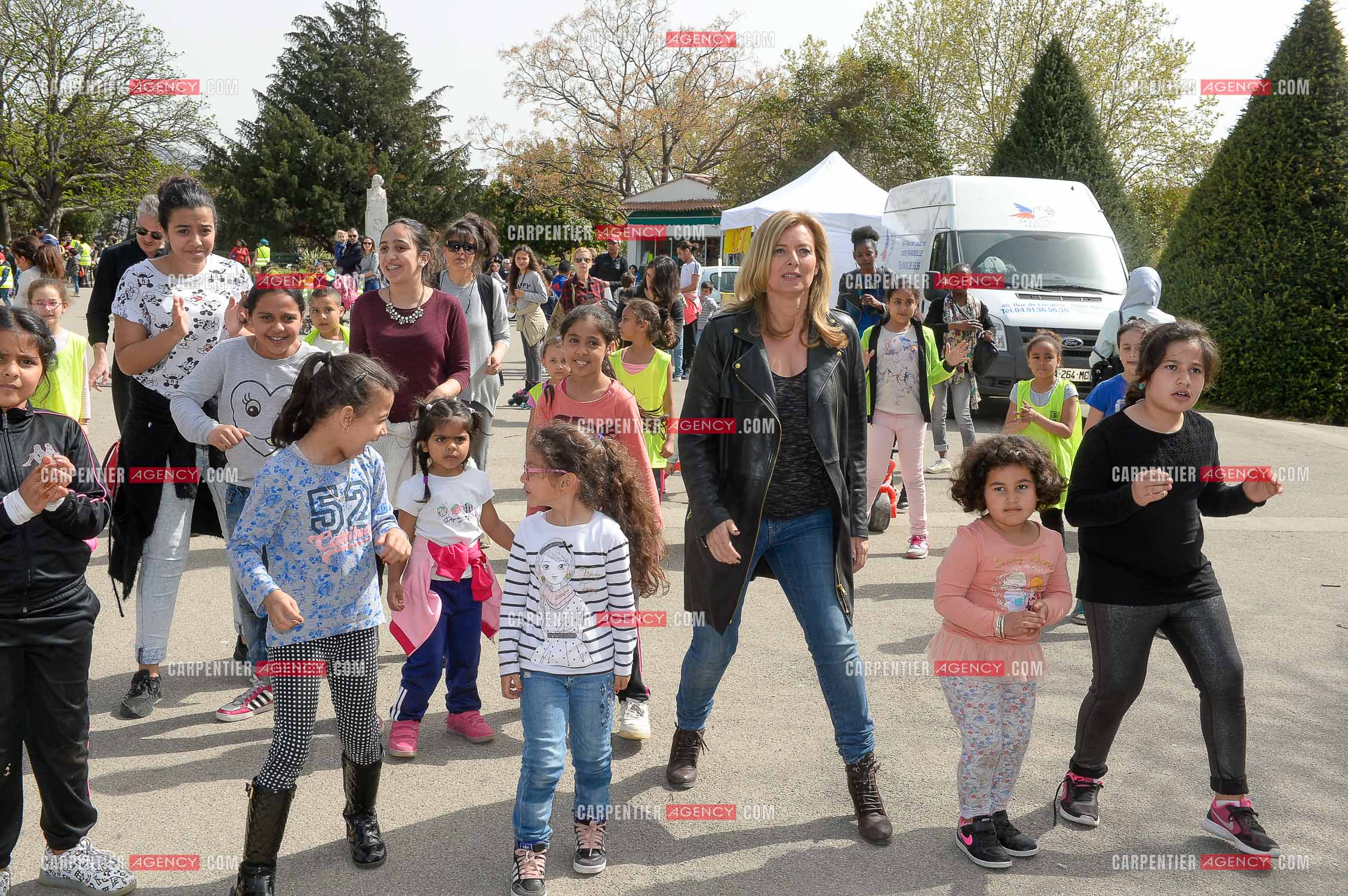 Valérie Trierweiler fait la chasse aux œufs de Pâques solidaire du secours Pop 13. Valérie a passé toute l'après-midi auprès des enfants du Secours Pop à Marseille au Parc Longchamp.
