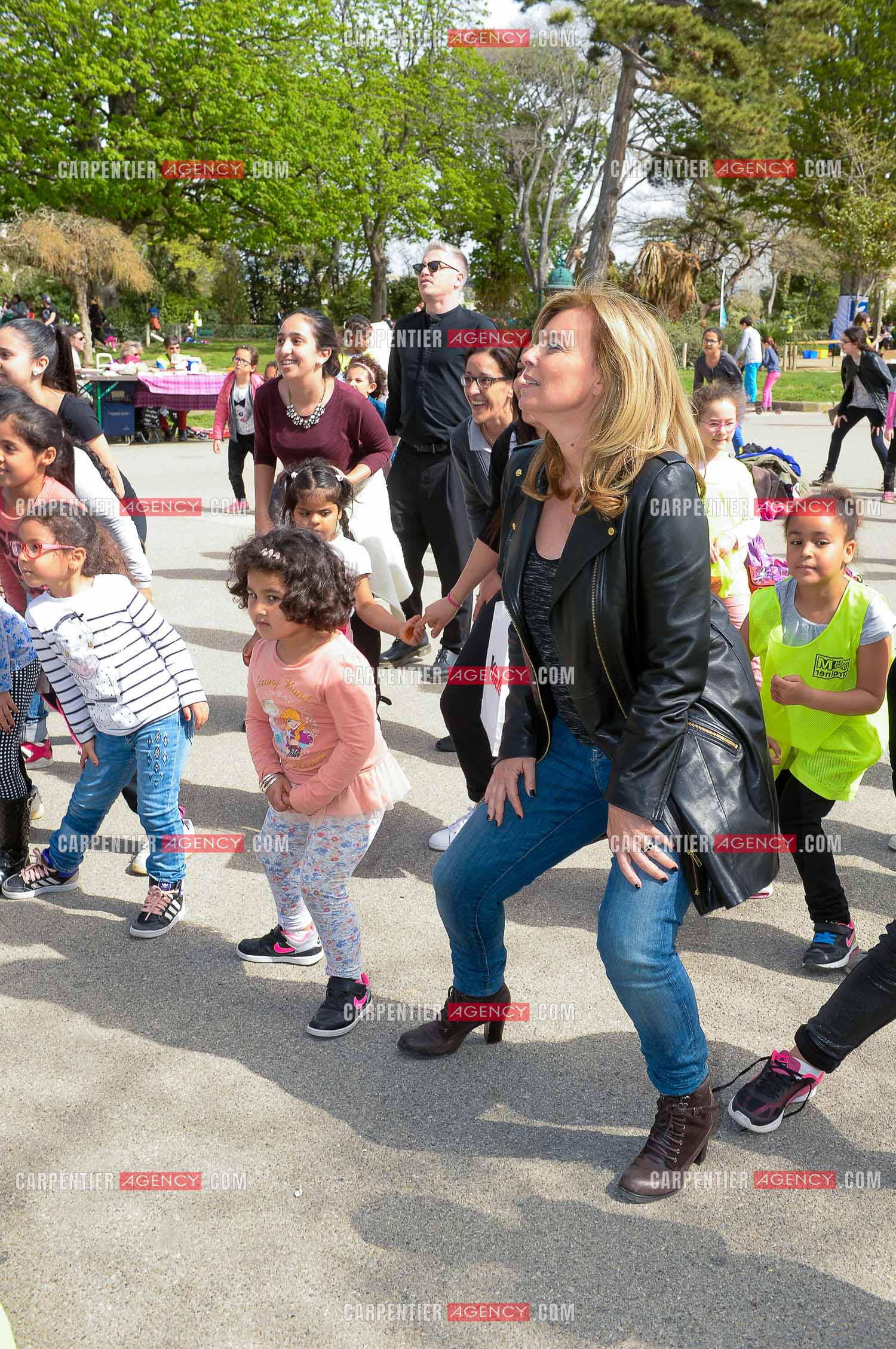 Valérie Trierweiler fait la chasse aux œufs de Pâques solidaire du secours Pop 13. Valérie a passé toute l'après-midi auprès des enfants du Secours Pop à Marseille au Parc Longchamp.