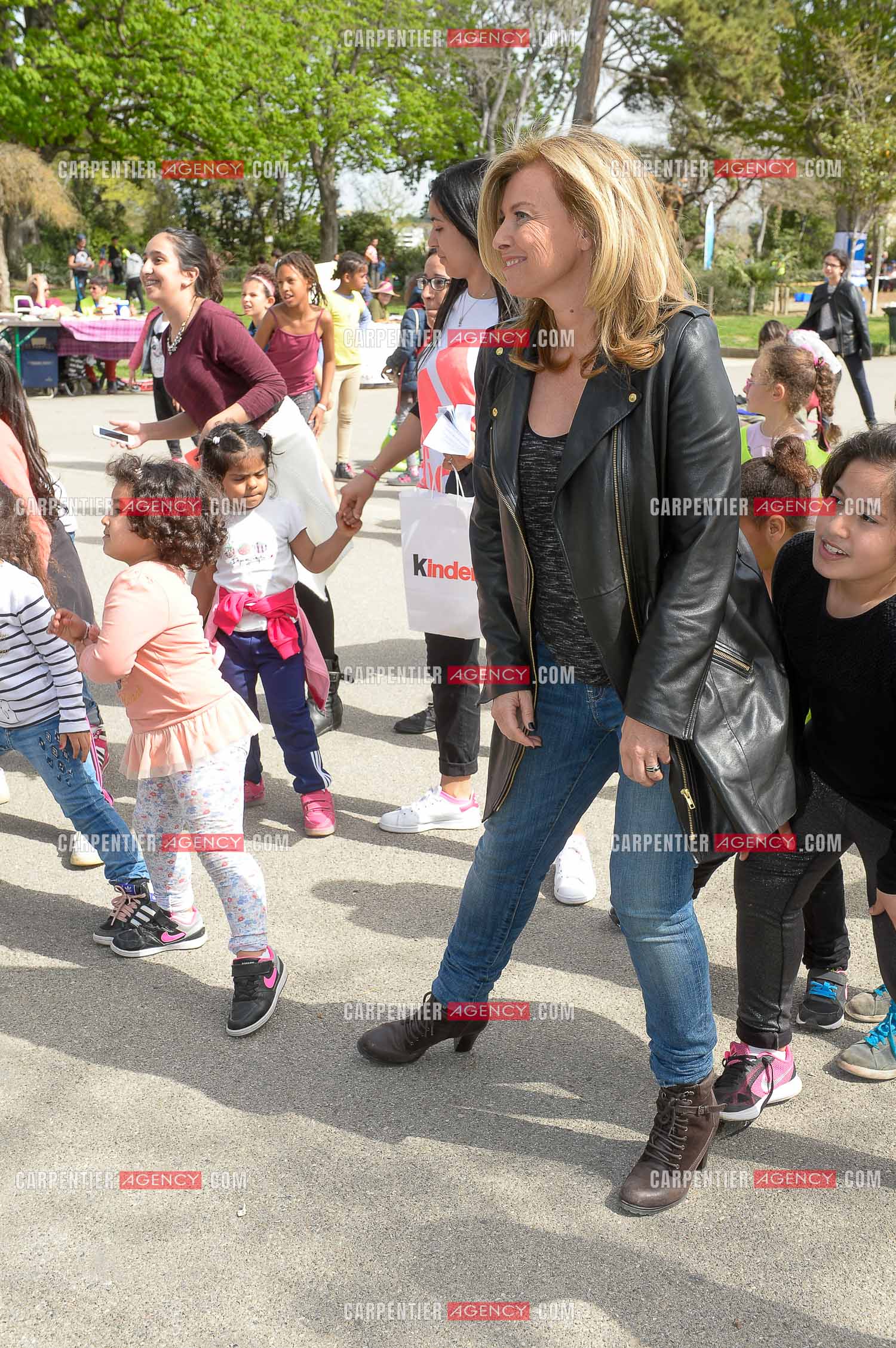 Valérie Trierweiler fait la chasse aux œufs de Pâques solidaire du secours Pop 13. Valérie a passé toute l'après-midi auprès des enfants du Secours Pop à Marseille au Parc Longchamp.