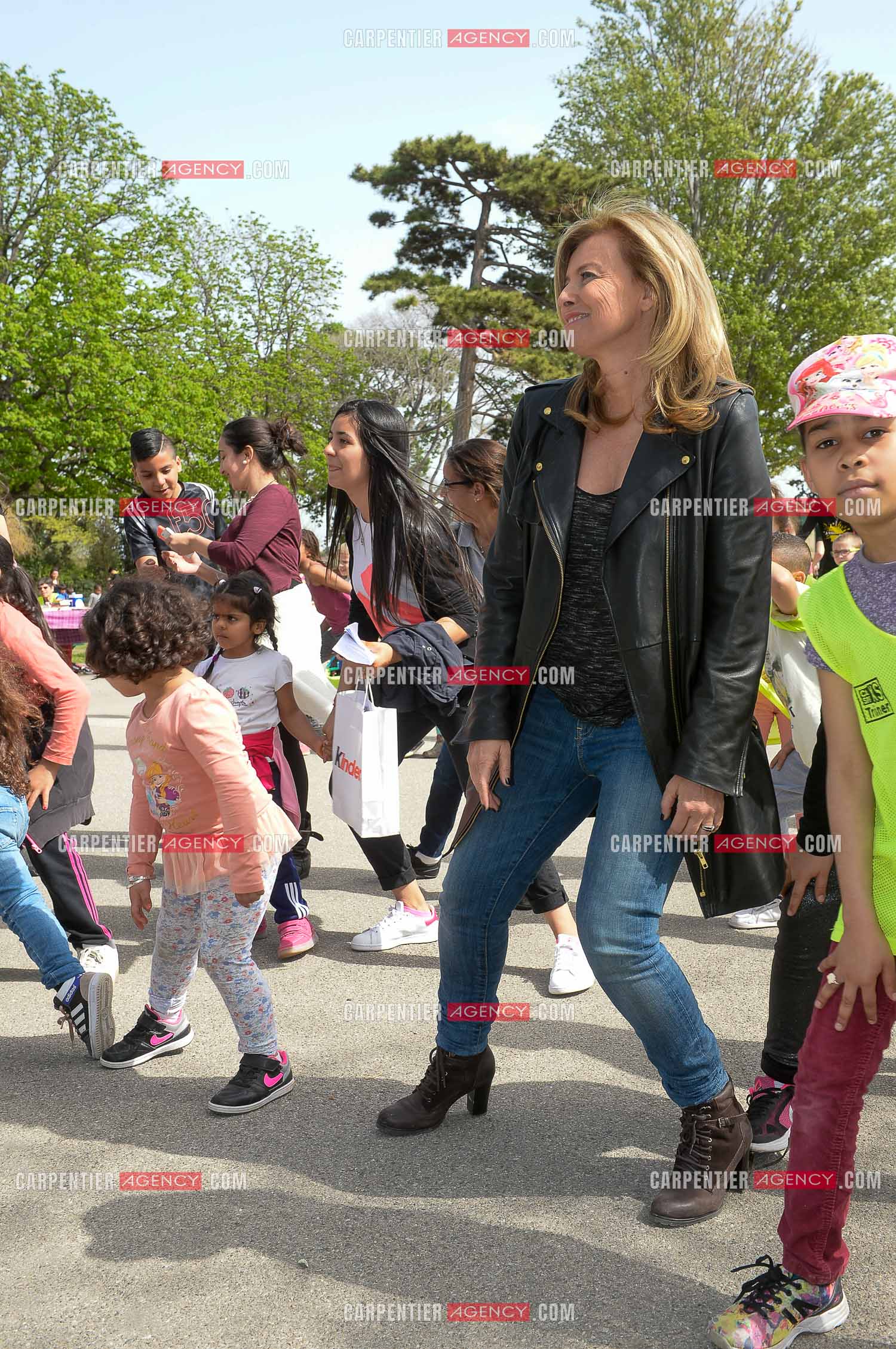 Valérie Trierweiler fait la chasse aux œufs de Pâques solidaire du secours Pop 13. Valérie a passé toute l'après-midi auprès des enfants du Secours Pop à Marseille au Parc Longchamp.