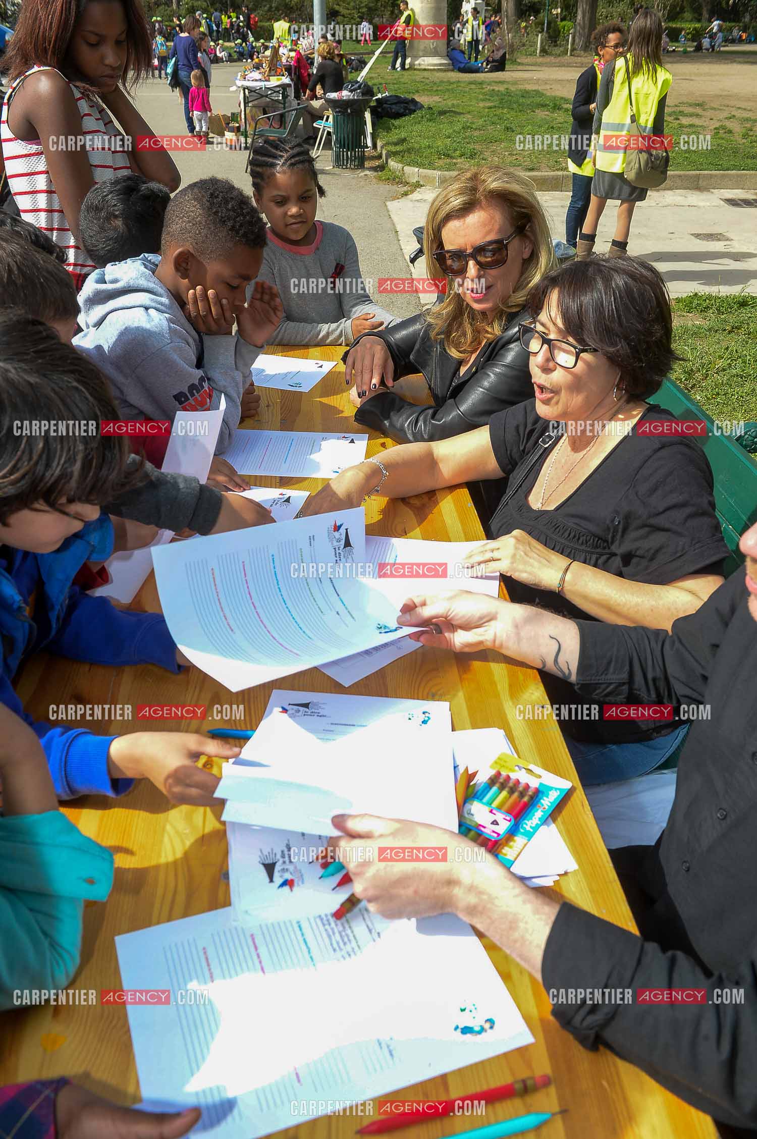 Valérie Trierweiler fait la chasse aux œufs de Pâques solidaire du secours Pop 13. Valérie a passé toute l'après-midi auprès des enfants du Secours Pop à Marseille au Parc Longchamp.