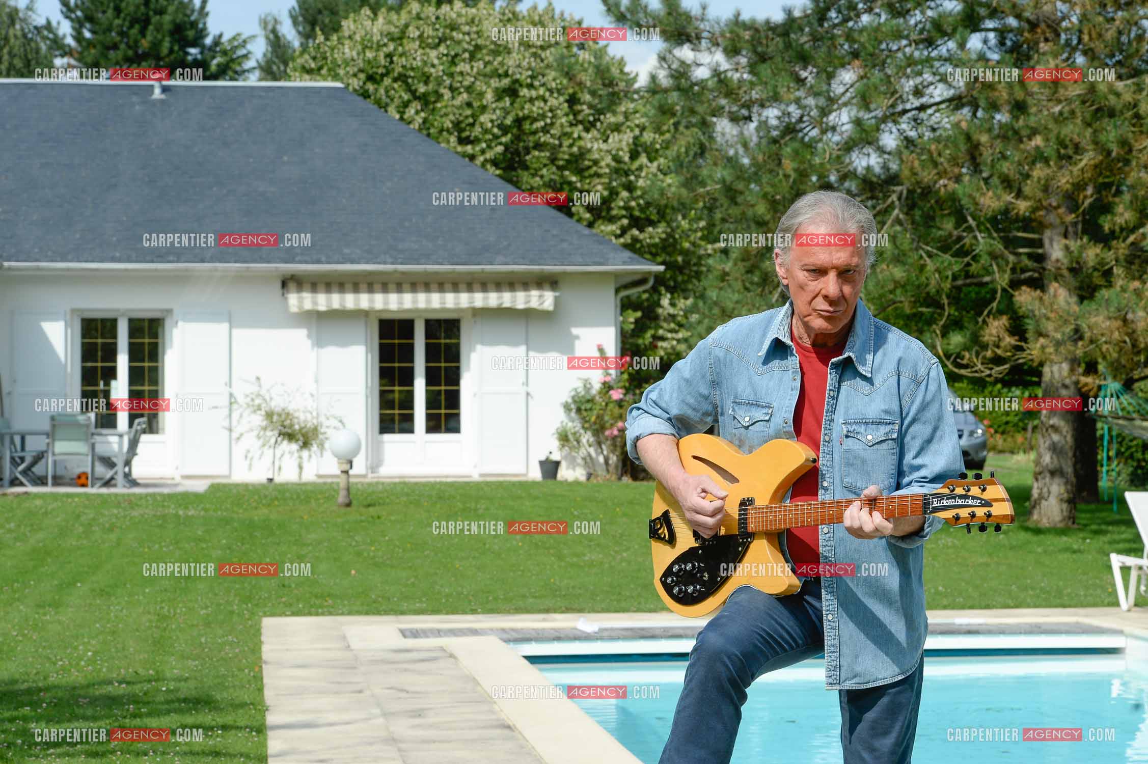 Le chanteur Herbert Léonard chez lui a Barbizon.    ( Exclusif )
