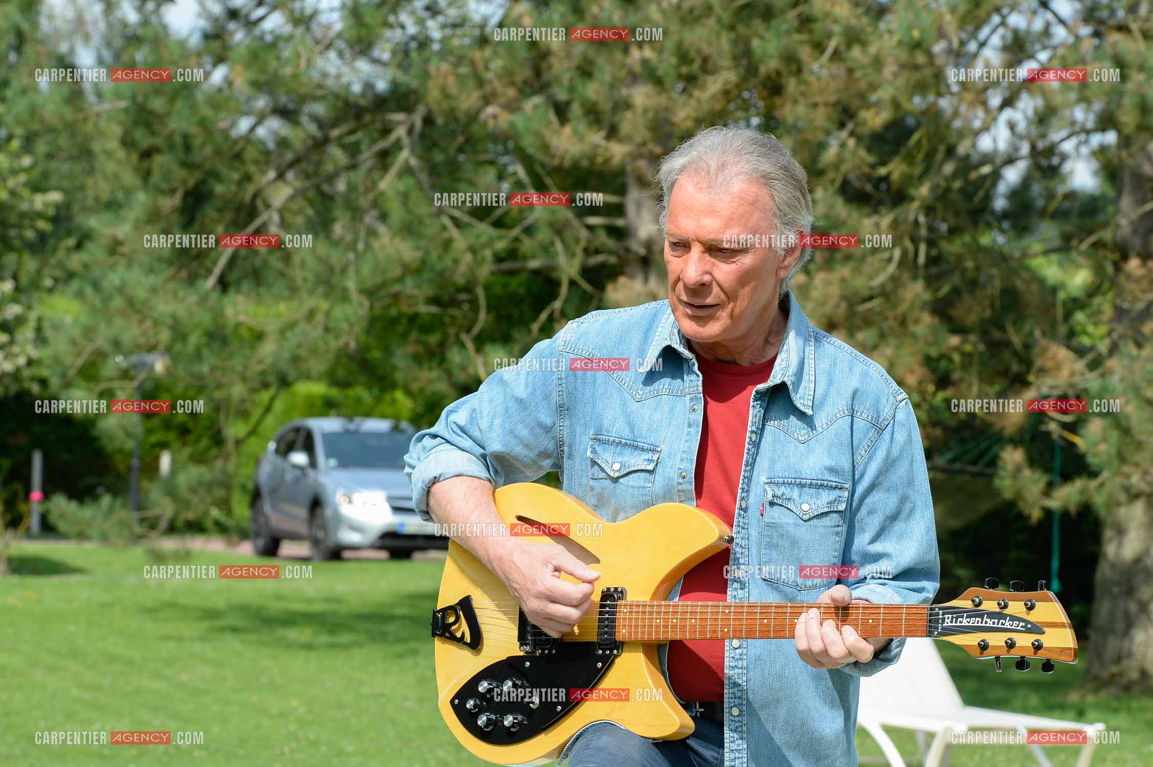 Le chanteur Herbert Léonard chez lui a Barbizon.    ( Exclusif )