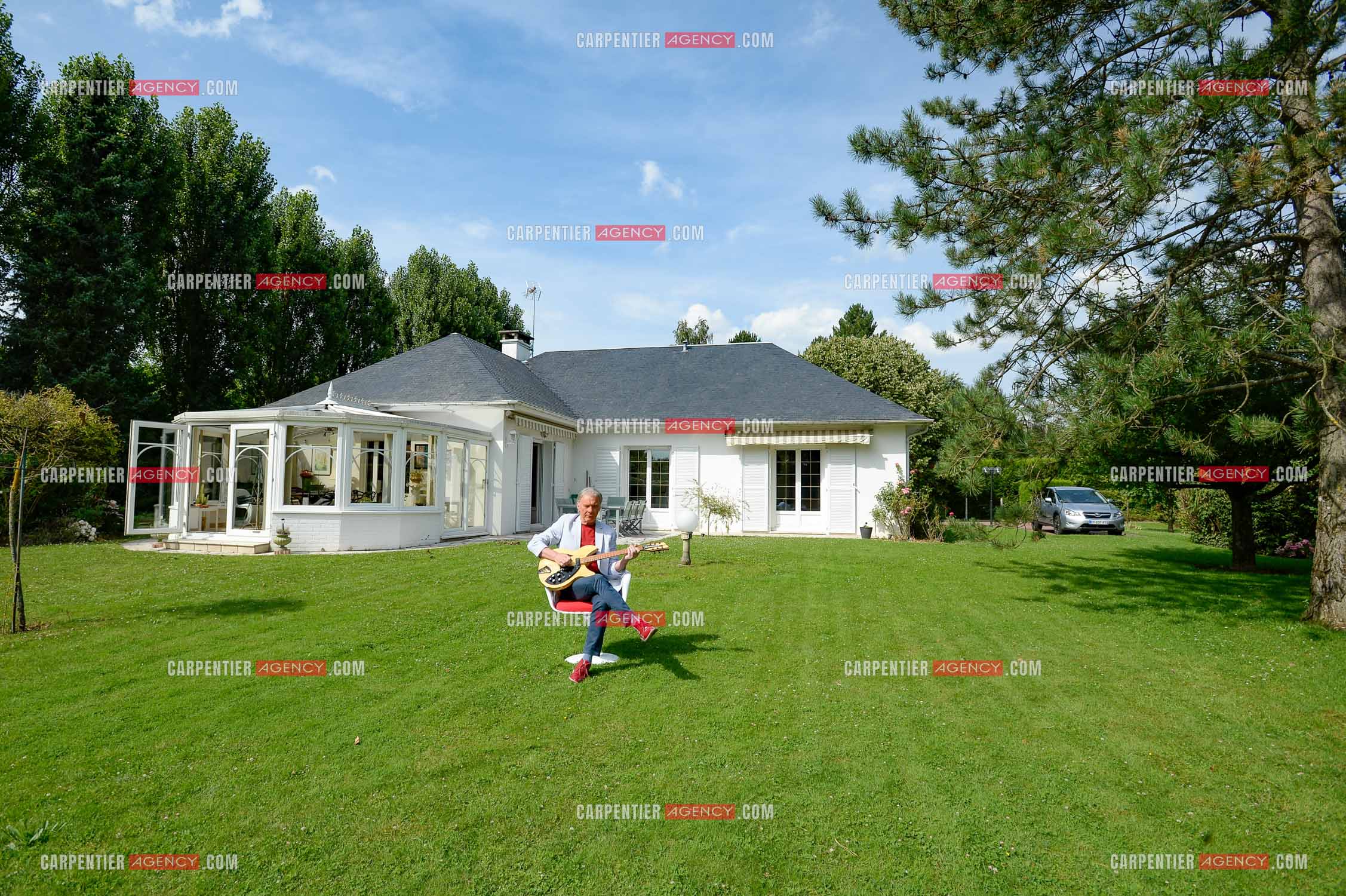 Le chanteur Herbert Léonard chez lui a Barbizon.    ( Exclusif )