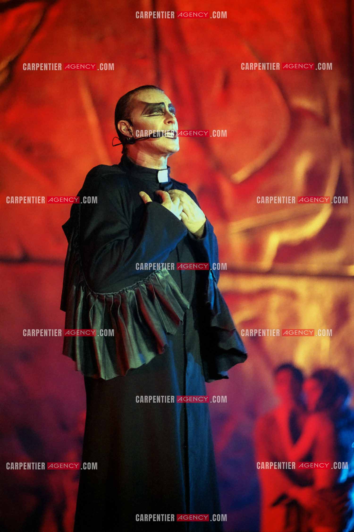 Le chanteur Herbert Léonard dans son rôle de Frollo pour la comédie musicale “ Notre Dame De Paris “.    ( Exclusif )