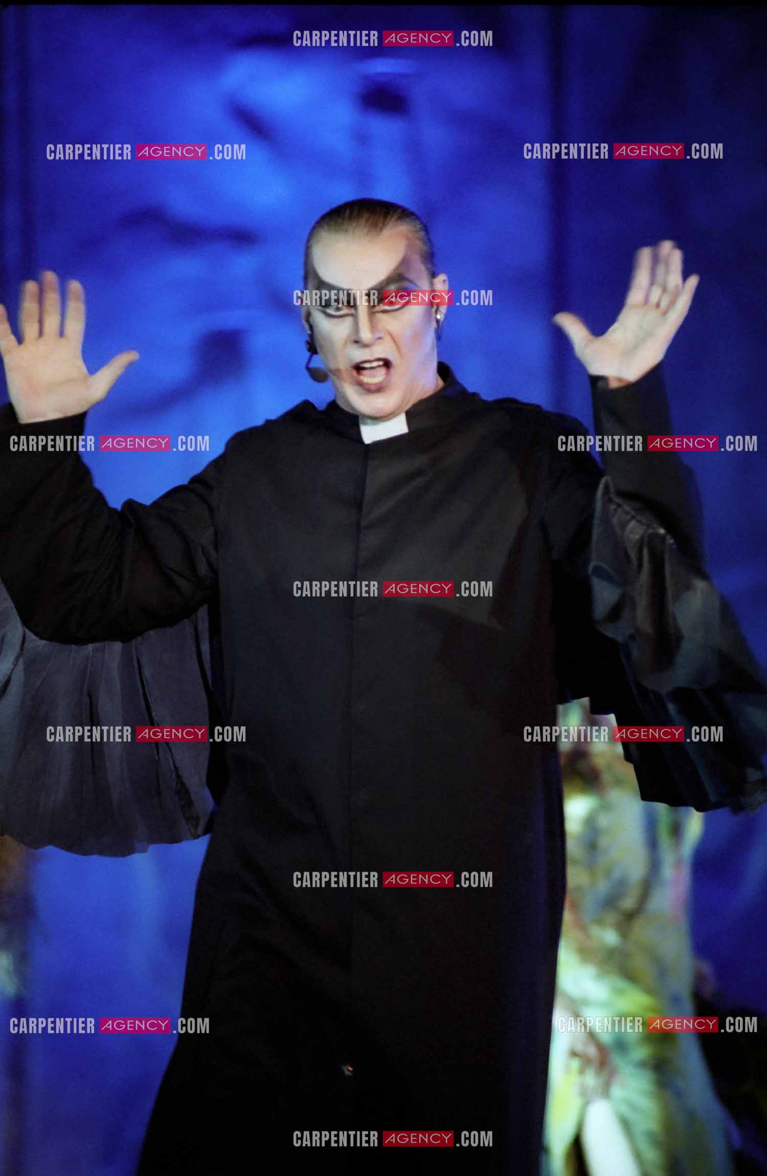 Le chanteur Herbert Léonard dans son rôle de Frollo pour la comédie musicale “ Notre Dame De Paris “.    ( Exclusif )