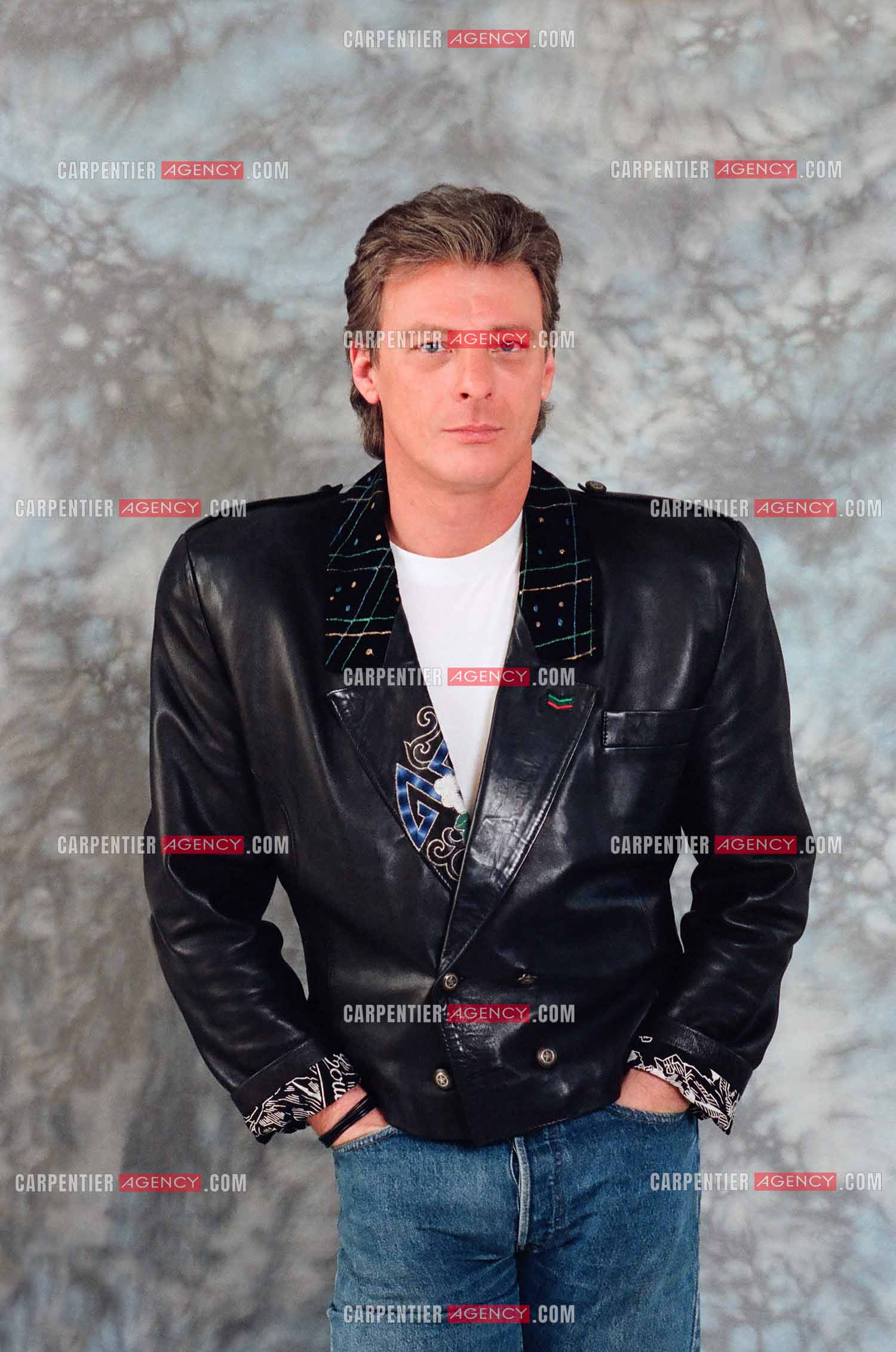 Herbert Leonard chez lui a Barbizon en 1987.    ( Exclusif )