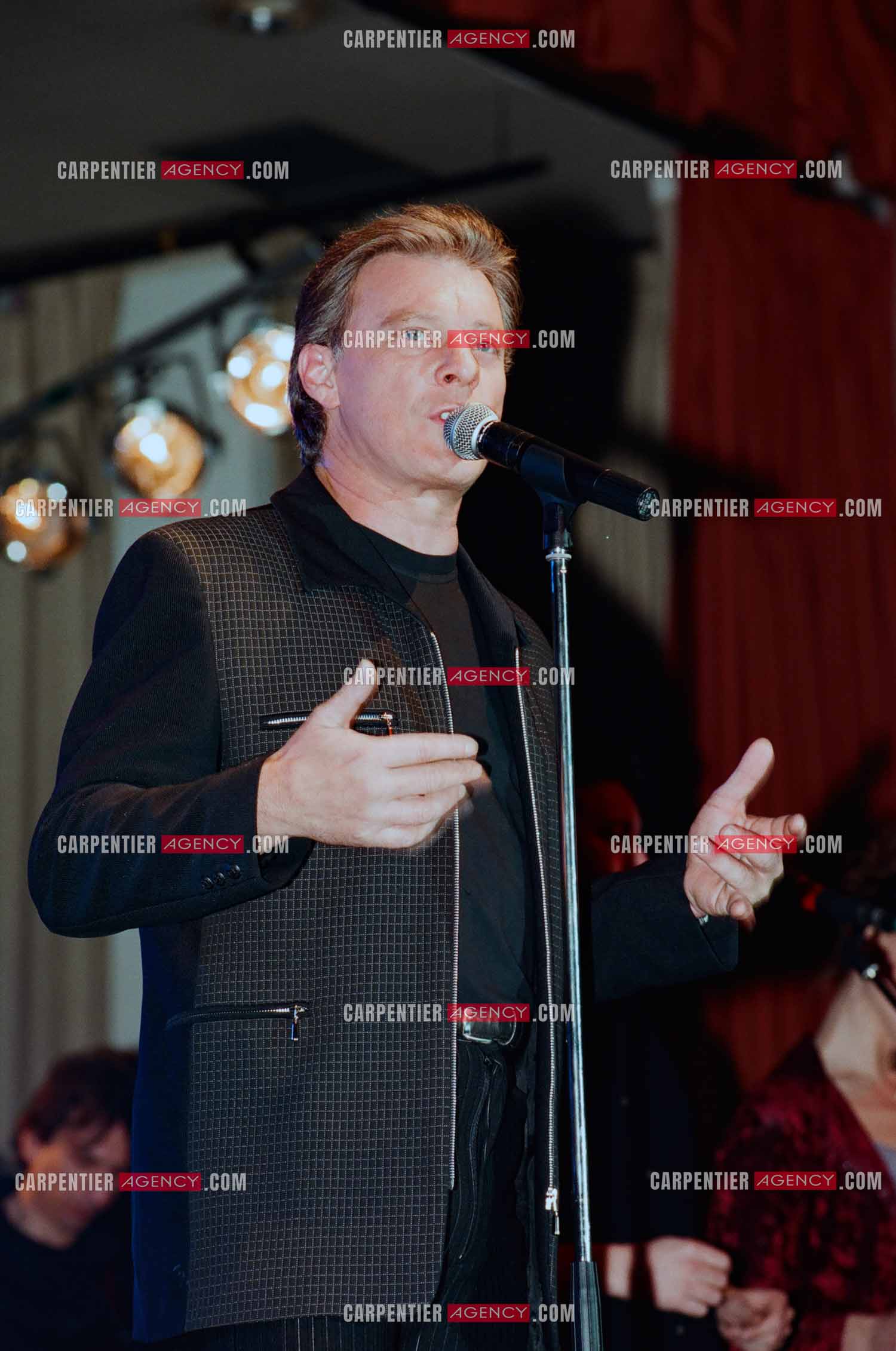 Festival de “La Rose D'Or d'Antibes“ en 1995. Le chanteur Herbert Léonard.  ( Exclusif )