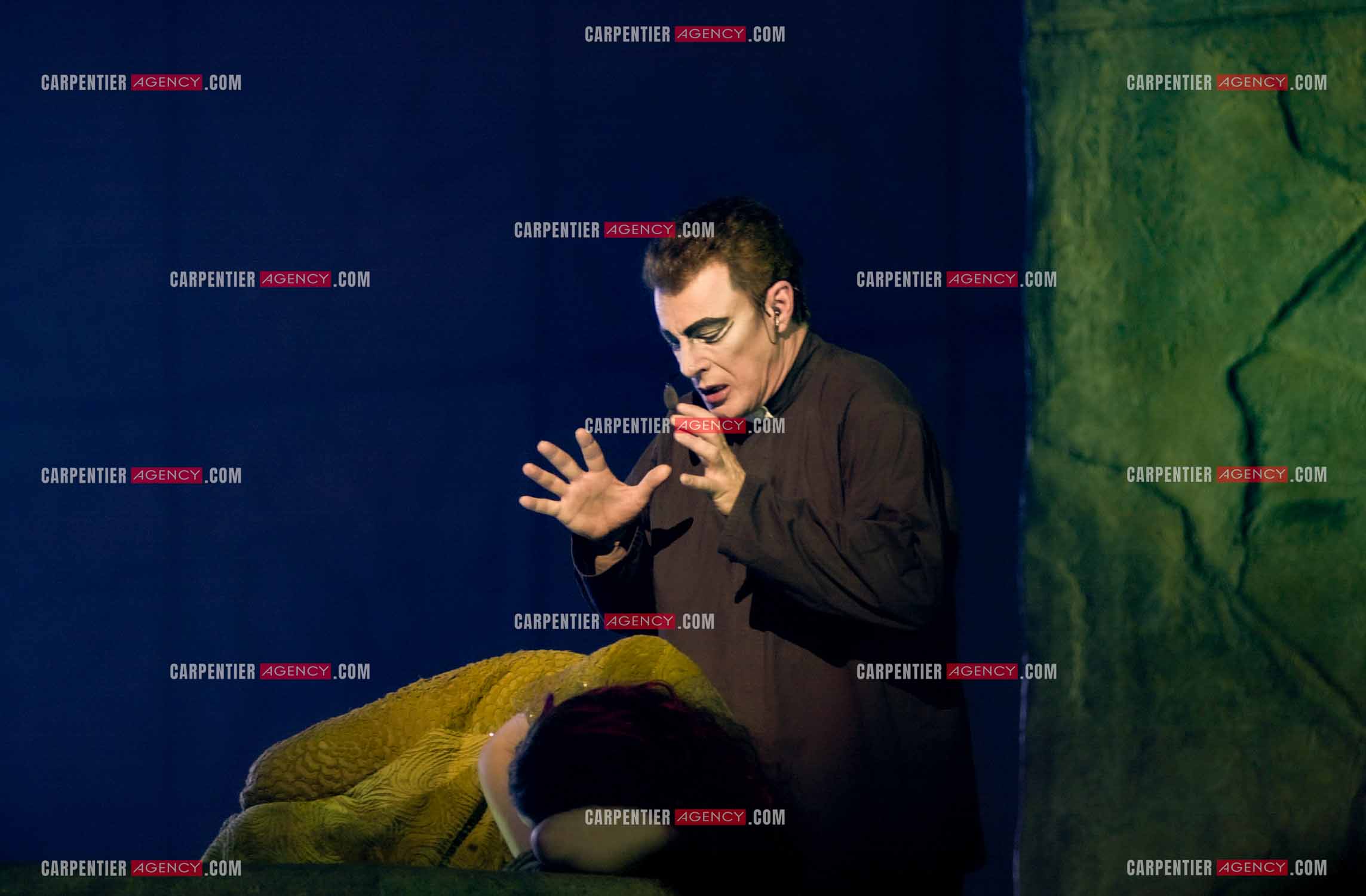 Le chanteur Herbert Léonard dans son rôle de Frollo pour la comédie musicale “ Notre Dame De Paris “.    ( Exclusif )