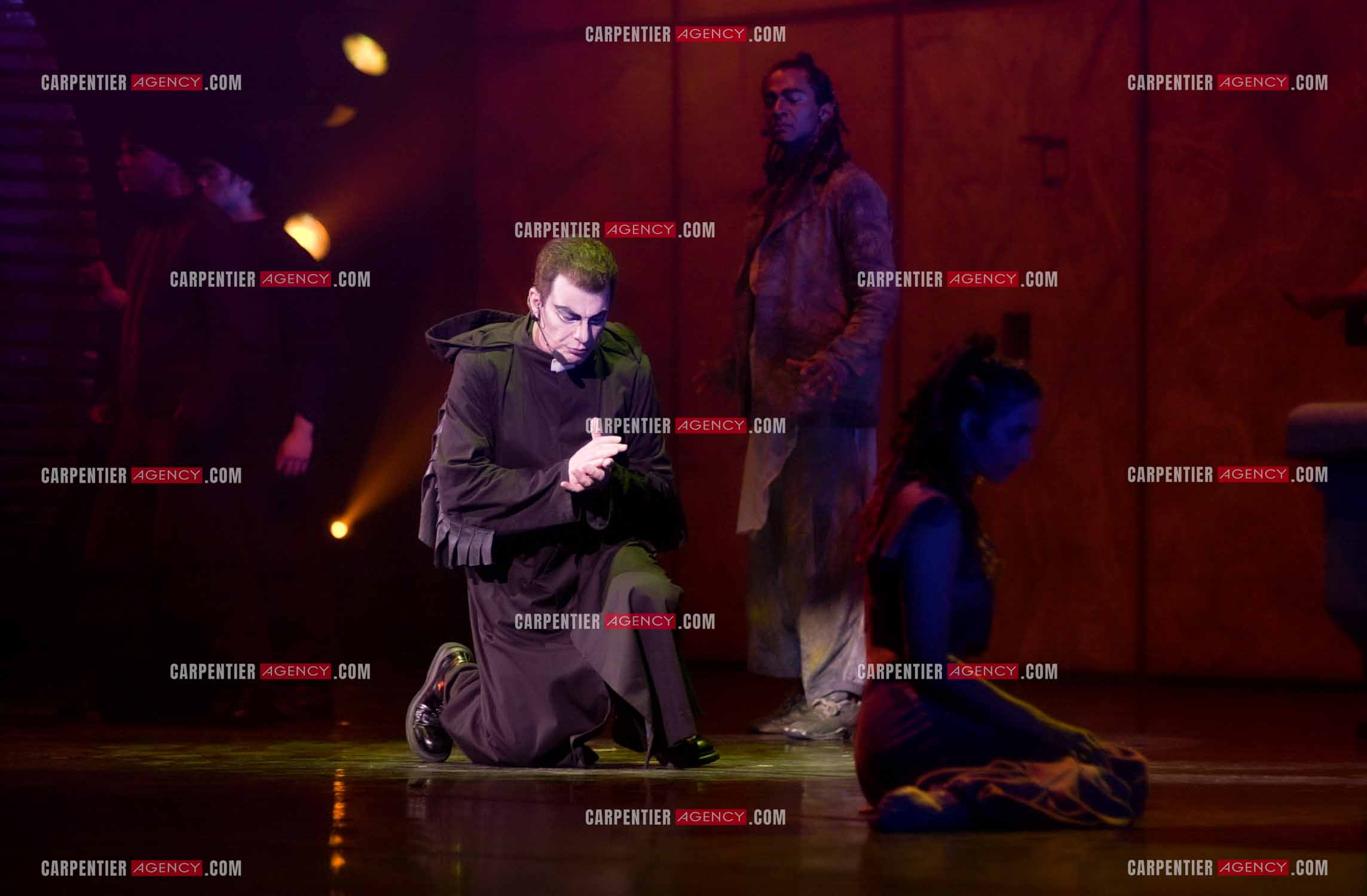 Le chanteur Herbert Léonard dans son rôle de Frollo pour la comédie musicale “ Notre Dame De Paris “.    ( Exclusif )