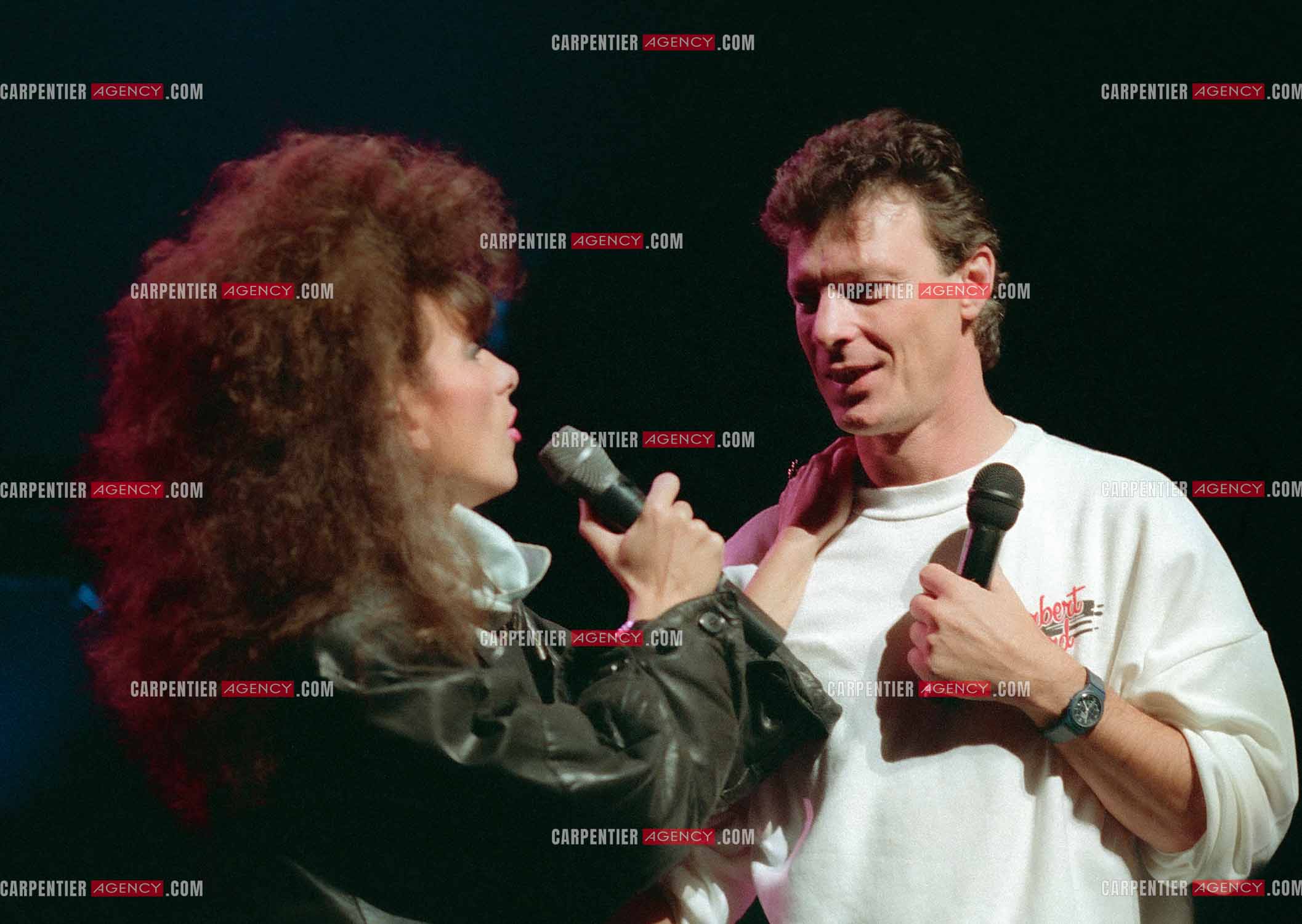 Le chanteur Herbert Léonard et la chanteuse Julie Pietri lors des répétitions à l'Olympia pour leurs duo " Amoureux fou “ en 1987.   ( Exclusif )