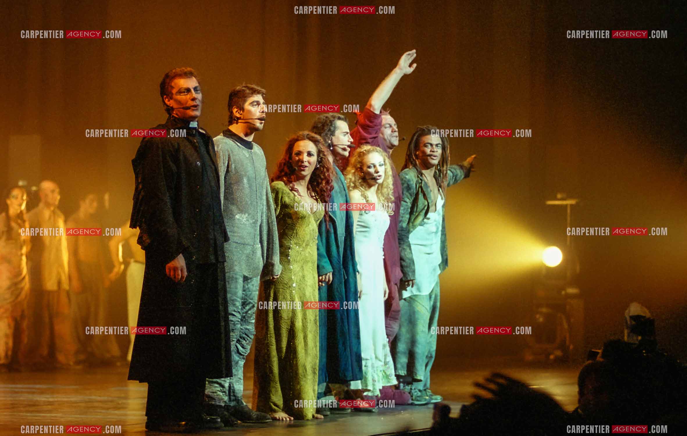 Le chanteur Herbert Léonard dans son rôle de Frollo pour la comédie musicale “ Notre Dame De Paris “. Sur la scène du Palais des Congrès avec Patrick Fiori, Hélène Ségara, Bruno Pelletier, Véroniqua Antico, Garou et Luck Mervil.   ( Exclusif )