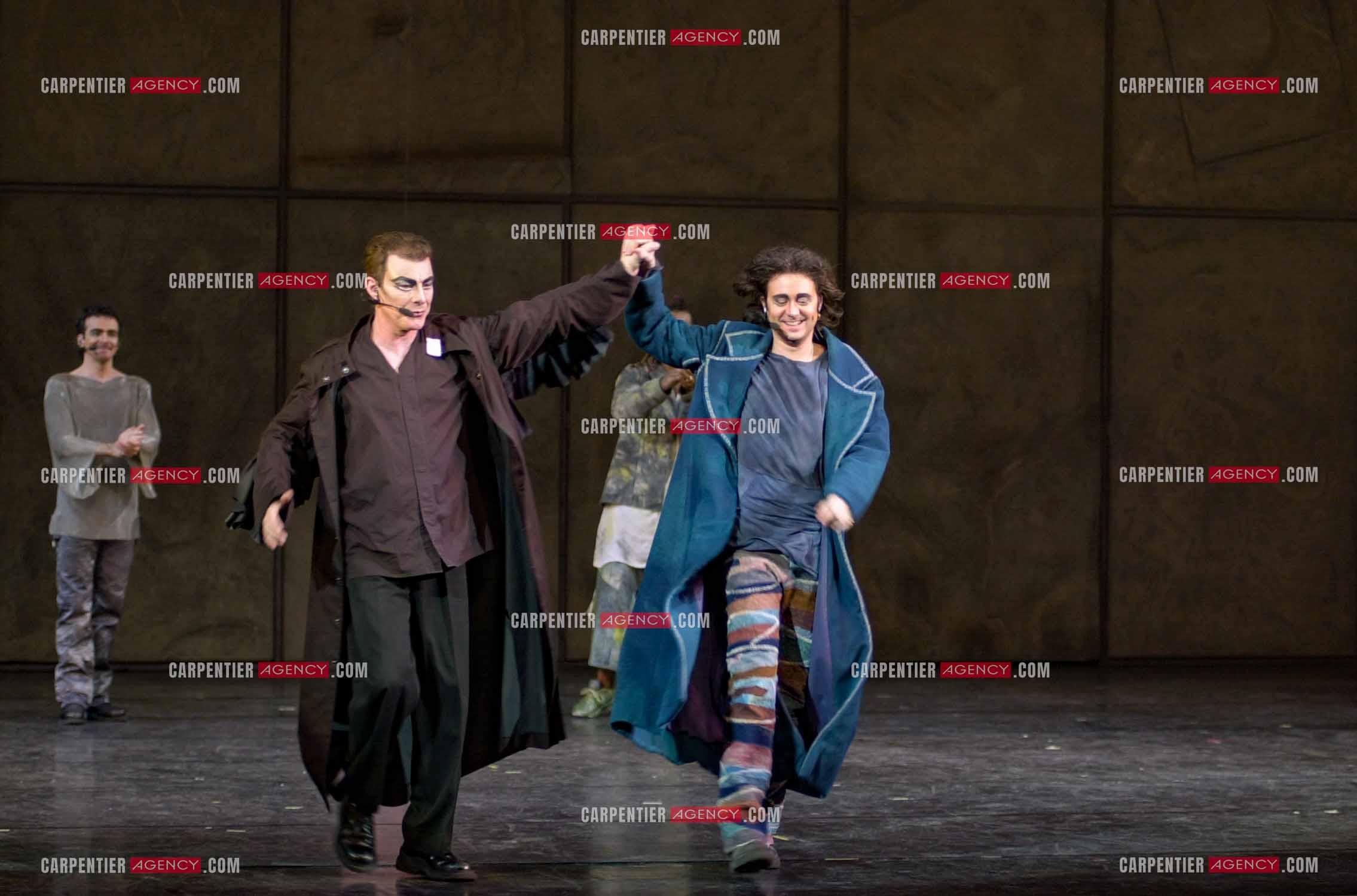 Le chanteur Herbert Léonard dans son rôle de Frollo pour la comédie musicale “ Notre Dame De Paris “. Finale du spectacle avec Renaud Handson.   ( Exclusif )