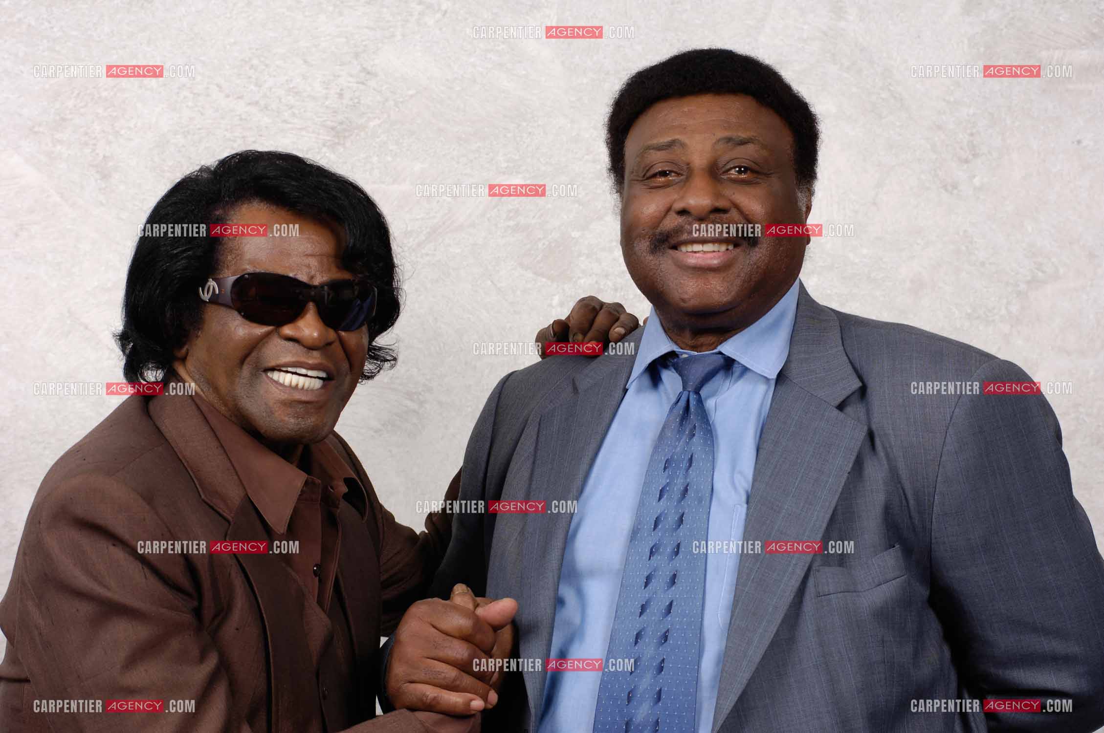 Le chanteur américain James Brown et son manager Charles Bobbit lors d'une séance photo dans sa chambre d'hôtel à Paris.  ( Exclusif )