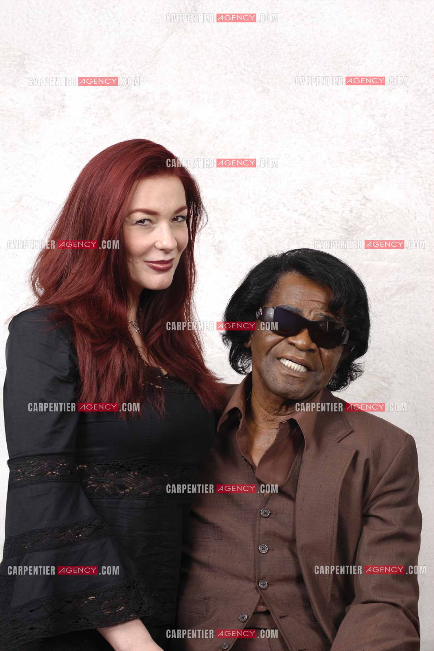 Le chanteur américain James Brown et sa femme Tomi Ray Hynie lors d'une séance photo dans leur chambre d'hôtel à Paris.  ( Exclusif )