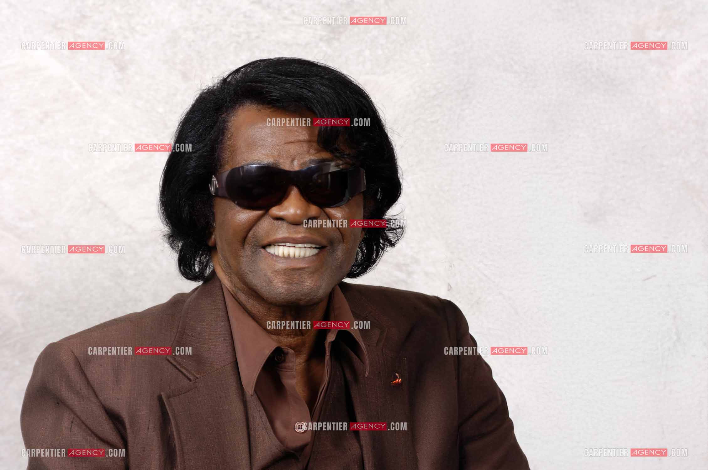 Le chanteur américain James Brown lors d'une séance photo dans sa chambre d'hôtel à Paris.  ( Exclusif )
