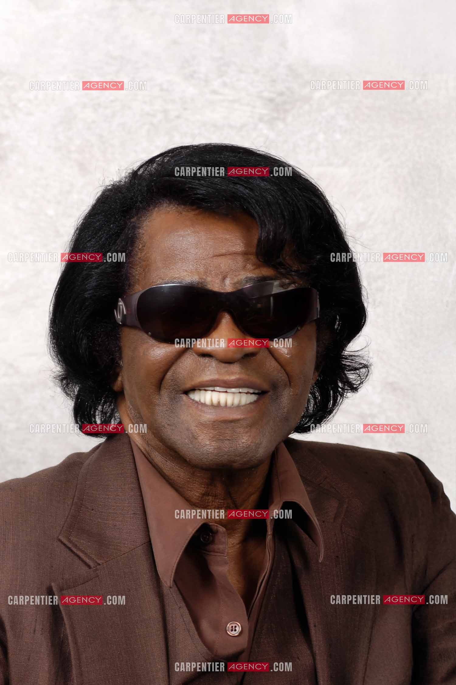 Le chanteur américain James Brown lors d'une séance photo dans sa chambre d'hôtel à Paris.  ( Exclusif )