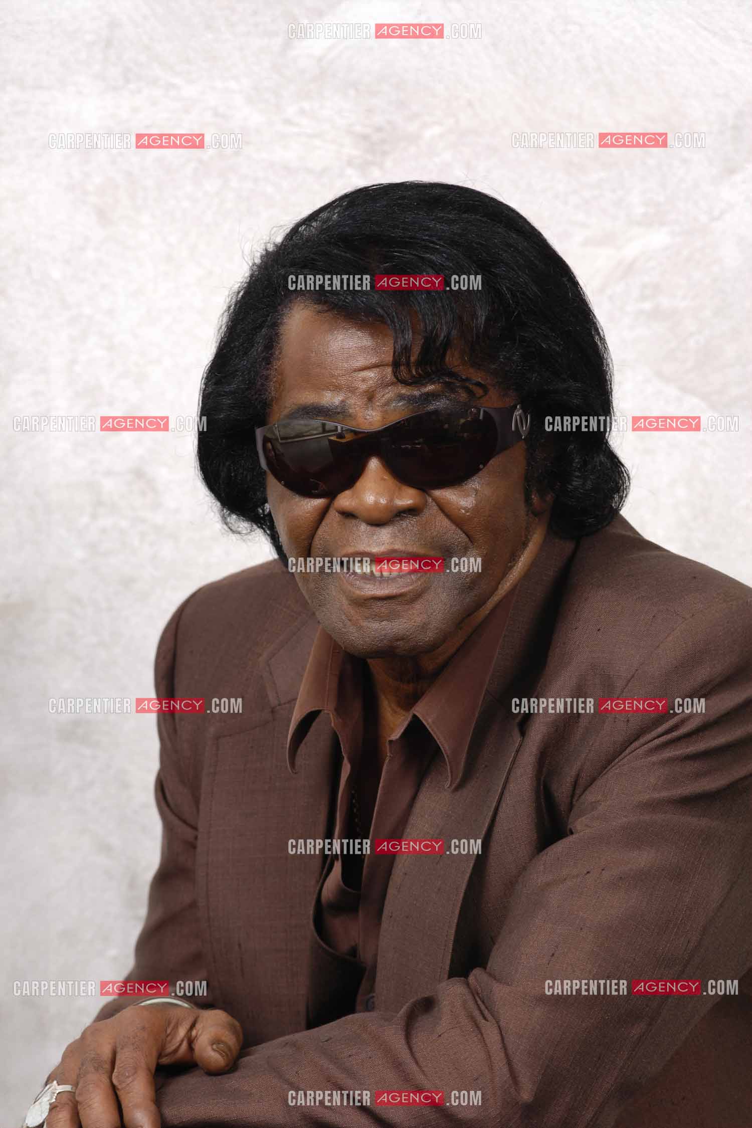 Le chanteur américain James Brown lors d'une séance photo dans sa chambre d'hôtel à Paris.  ( Exclusif )