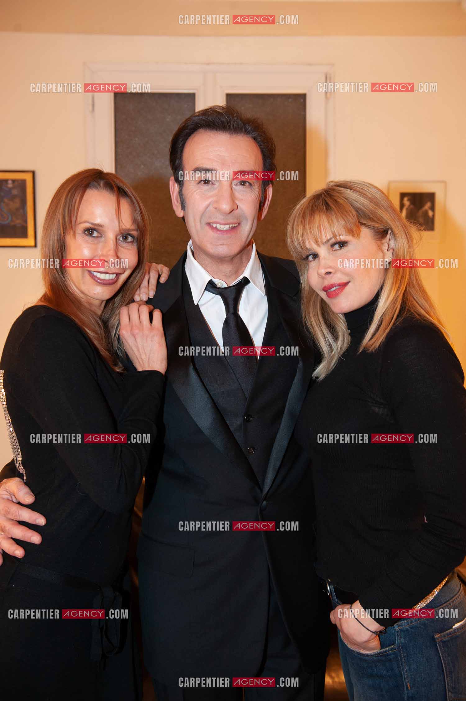 Le comédien et metteur en scène Robin Renucci entouré des Coco Girls dans sa loge  du “ Théâtre de Paris “ en 2010.   ( Exclusif )