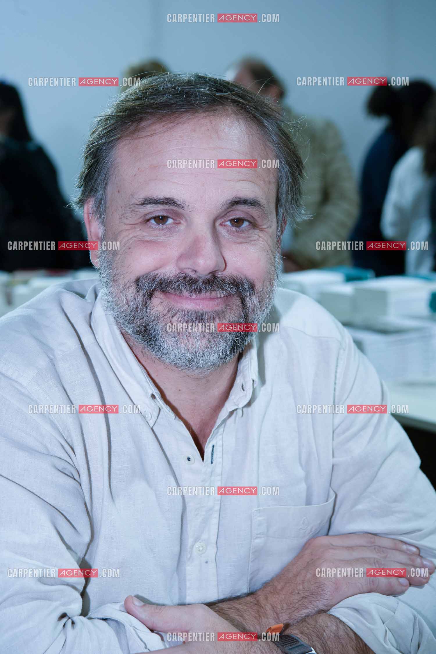 L'auteur Romain Sardou présente son roman “ JE T'AIME “ aux éditions XO.          ( Exclusif )